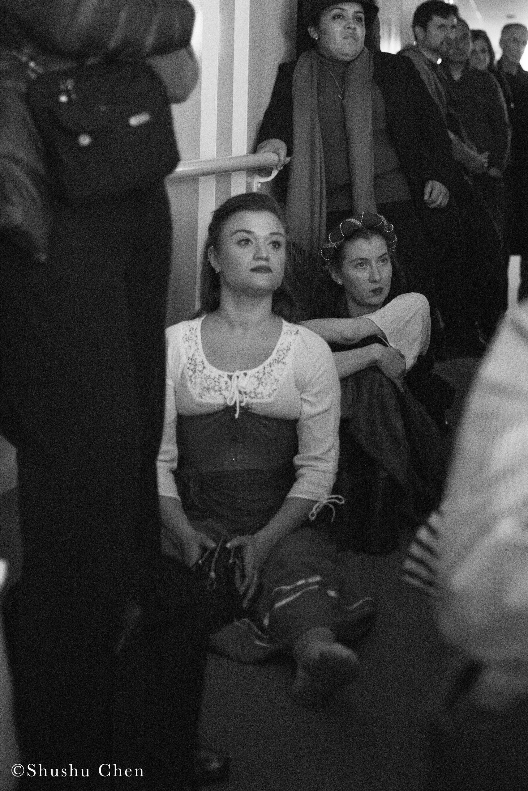 spectators-sitting-on-sidewalk-from-screening-pagani-and-dance-presentation-by-alessandra-belloni-and-i-giullari-di-piazza-at-casa-italiana