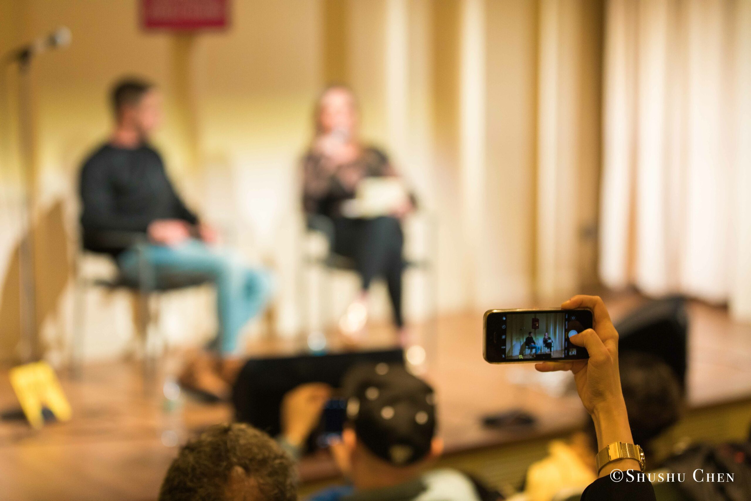 spectator-taking-picture-from-book-presentation-and-performance-vivo-per-questo-at-casa-italiana