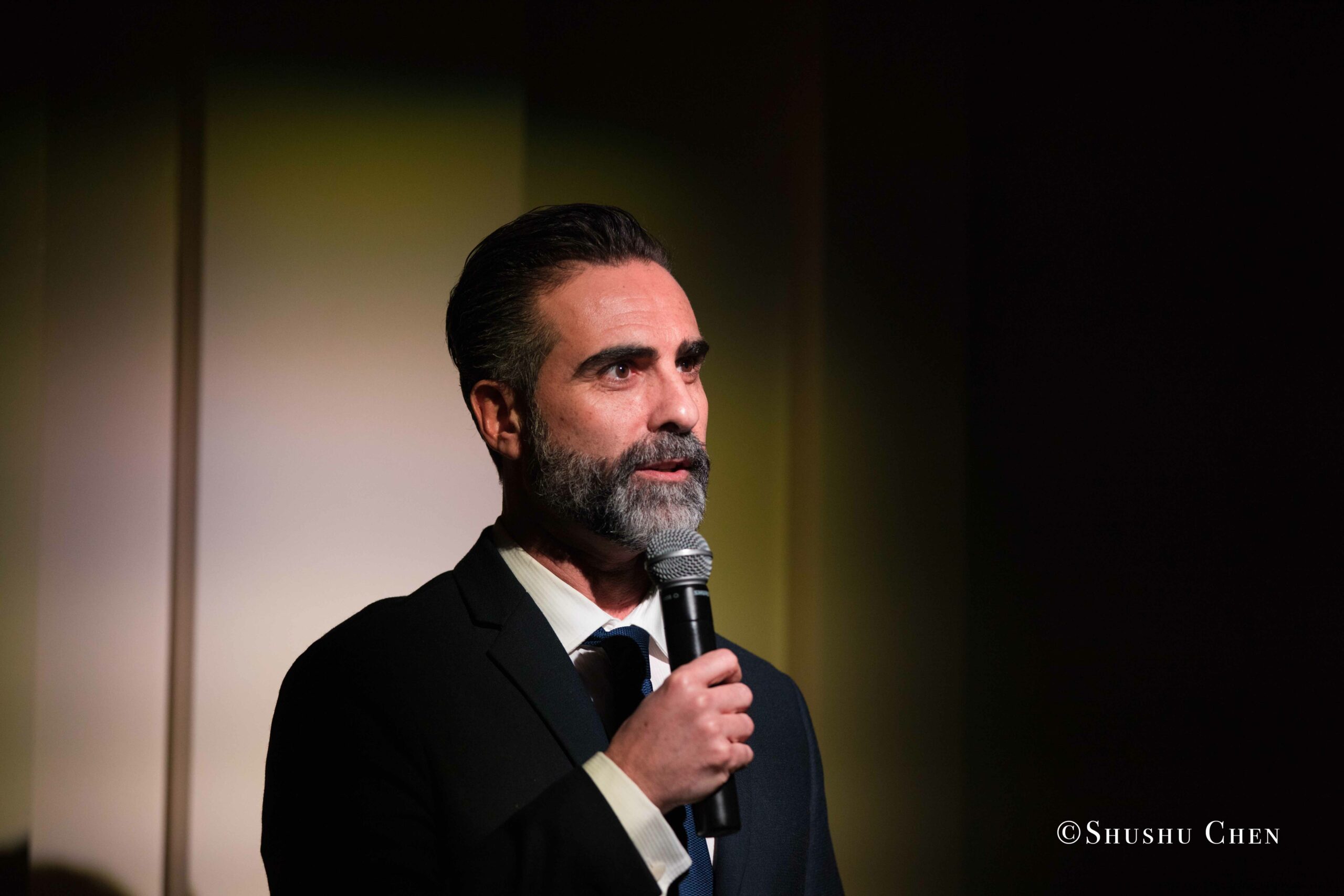 speaker-talking-from-concert-an-evening-with-piano-music-of-roberto-scarcella-perino-at-casa-italiana