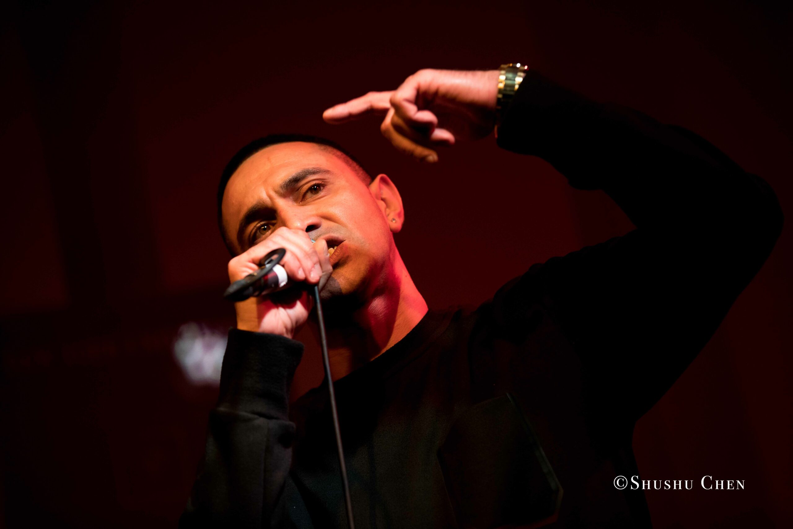 singer-performing-from-book-presentation-and-performance-vivo-per-questo-at-casa-italiana