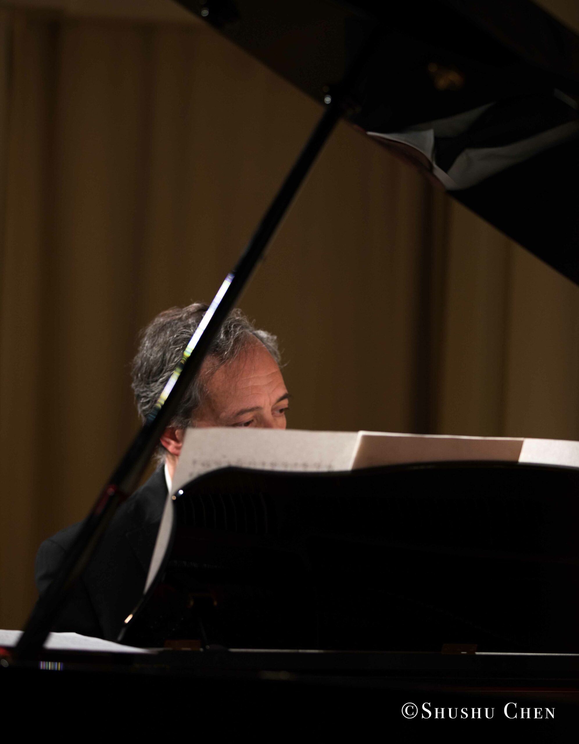 musician-playing-piano-from-concert-an-evening-with-piano-music-of-roberto-scarcella-perino-at-casa-italiana
