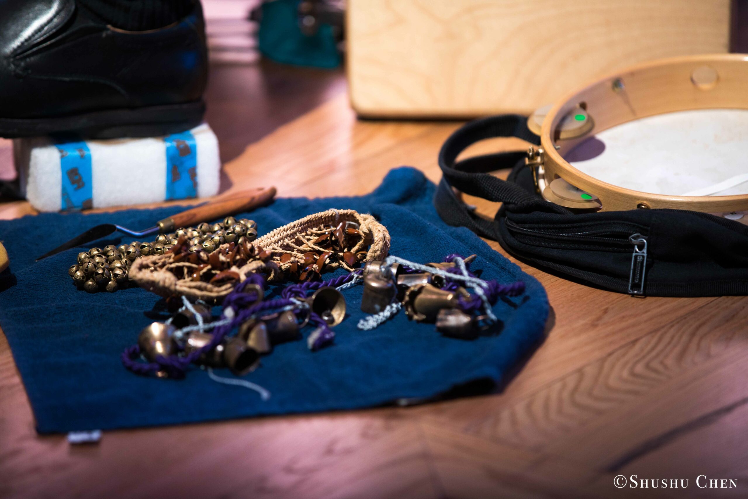 tambourine-and-small-bracelets-with-bell-from-concert-quando-la-banda-passo-at-casa-italiana