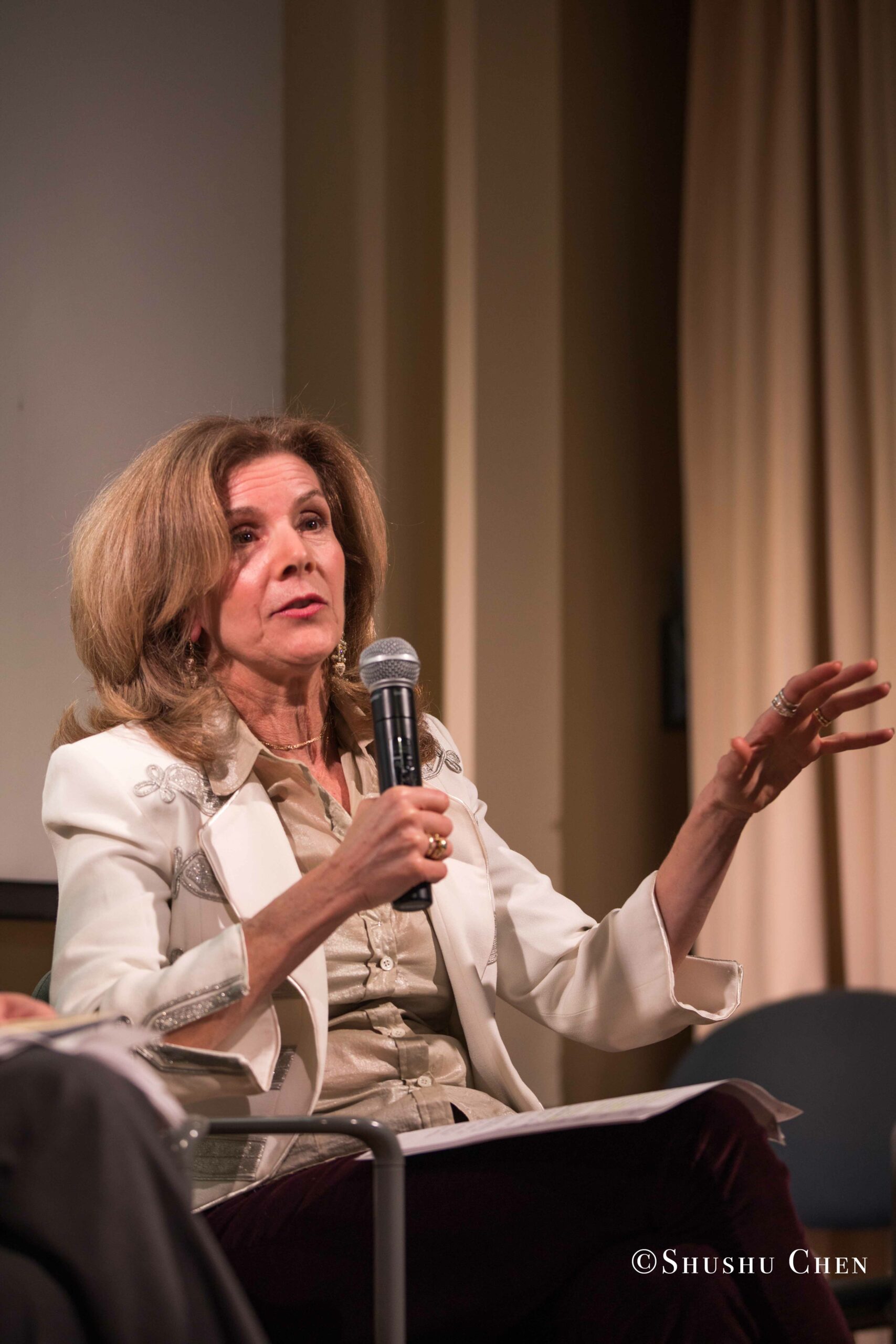 a-woman-with-shoulder-length-hair-speaking-from-Italian-table-talks-at-casa-italiana