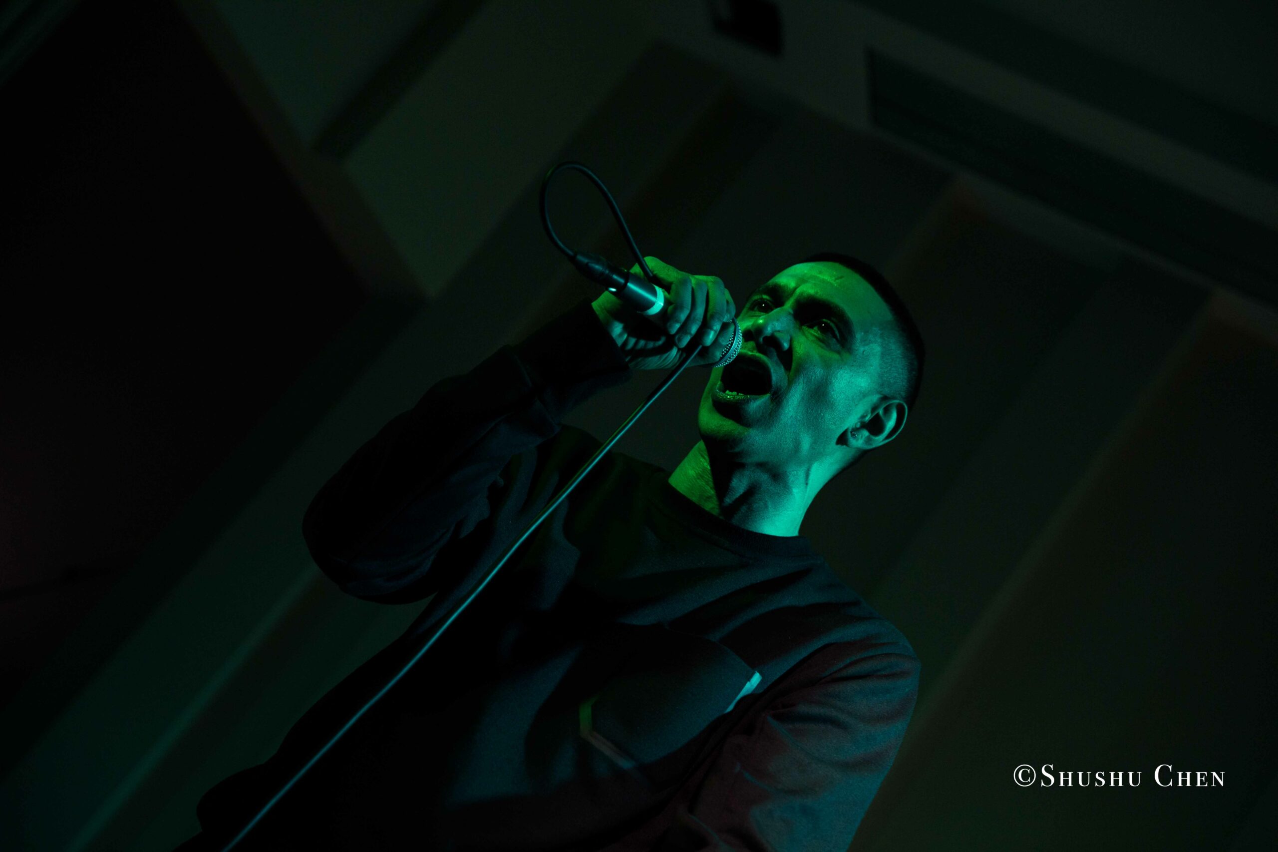 singer-performing-from-book-presentation-and-performance-vivo-per-questo-at-casa-italiana
