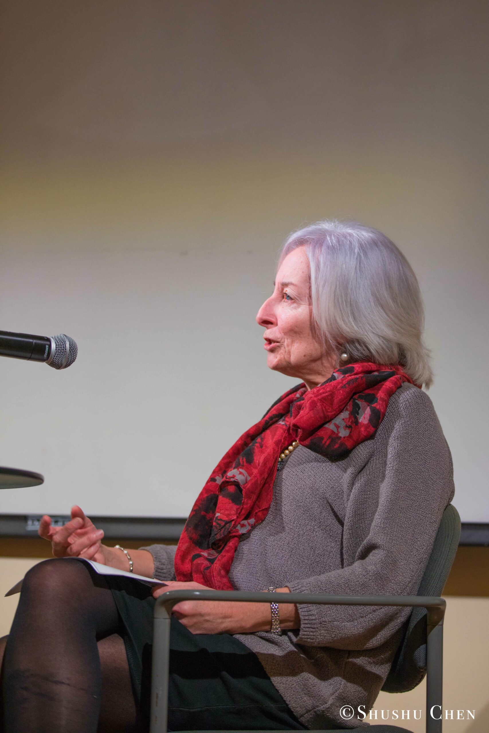 woman-talking-from-book-presentation-grandangolo-at-casa-italiana
