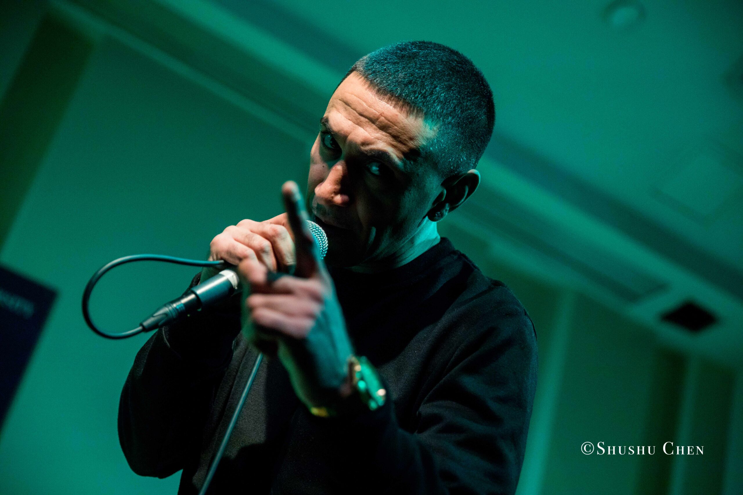 singer-performing-from-book-presentation-and-performance-vivo-per-questo-at-casa-italiana