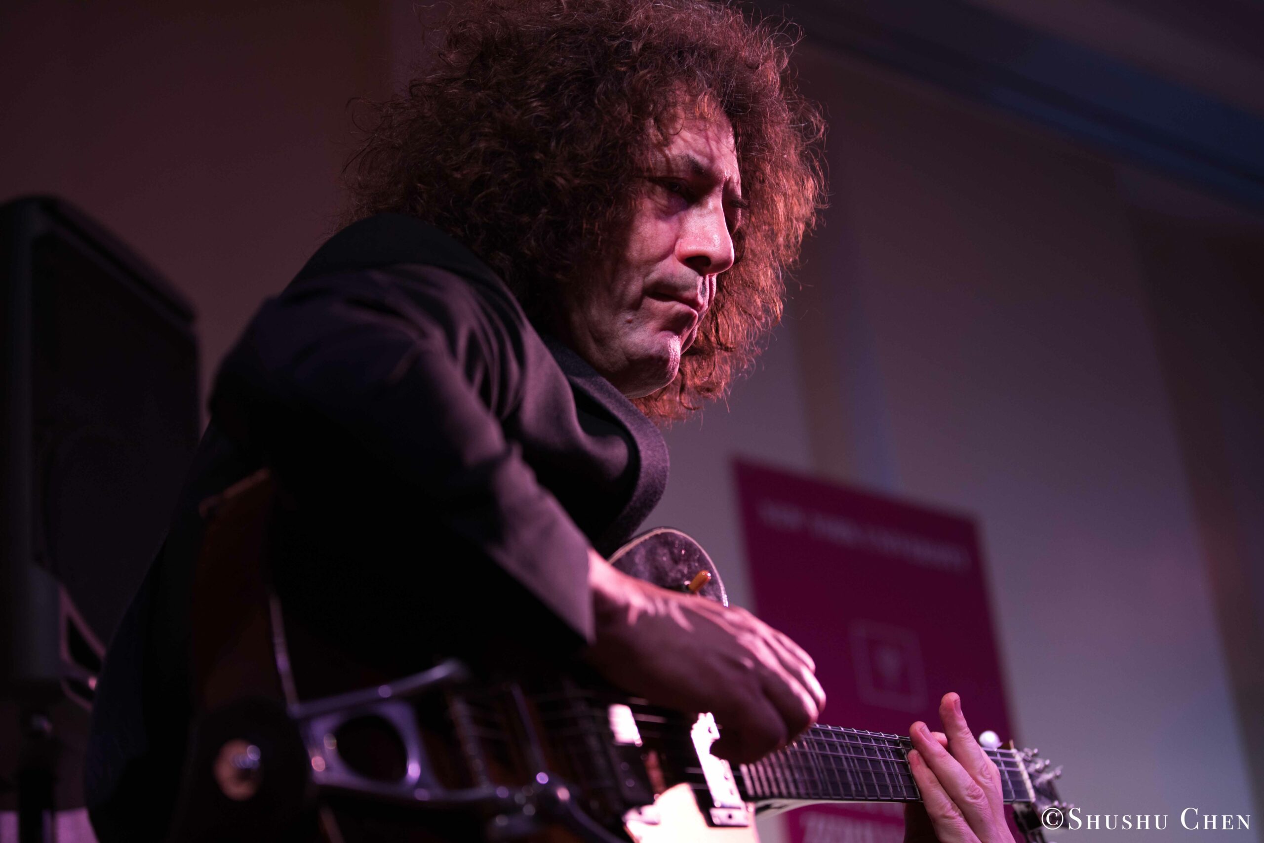 musician-playing-guitar-from-concert-quando-la-banda-passo-at-casa-italiana