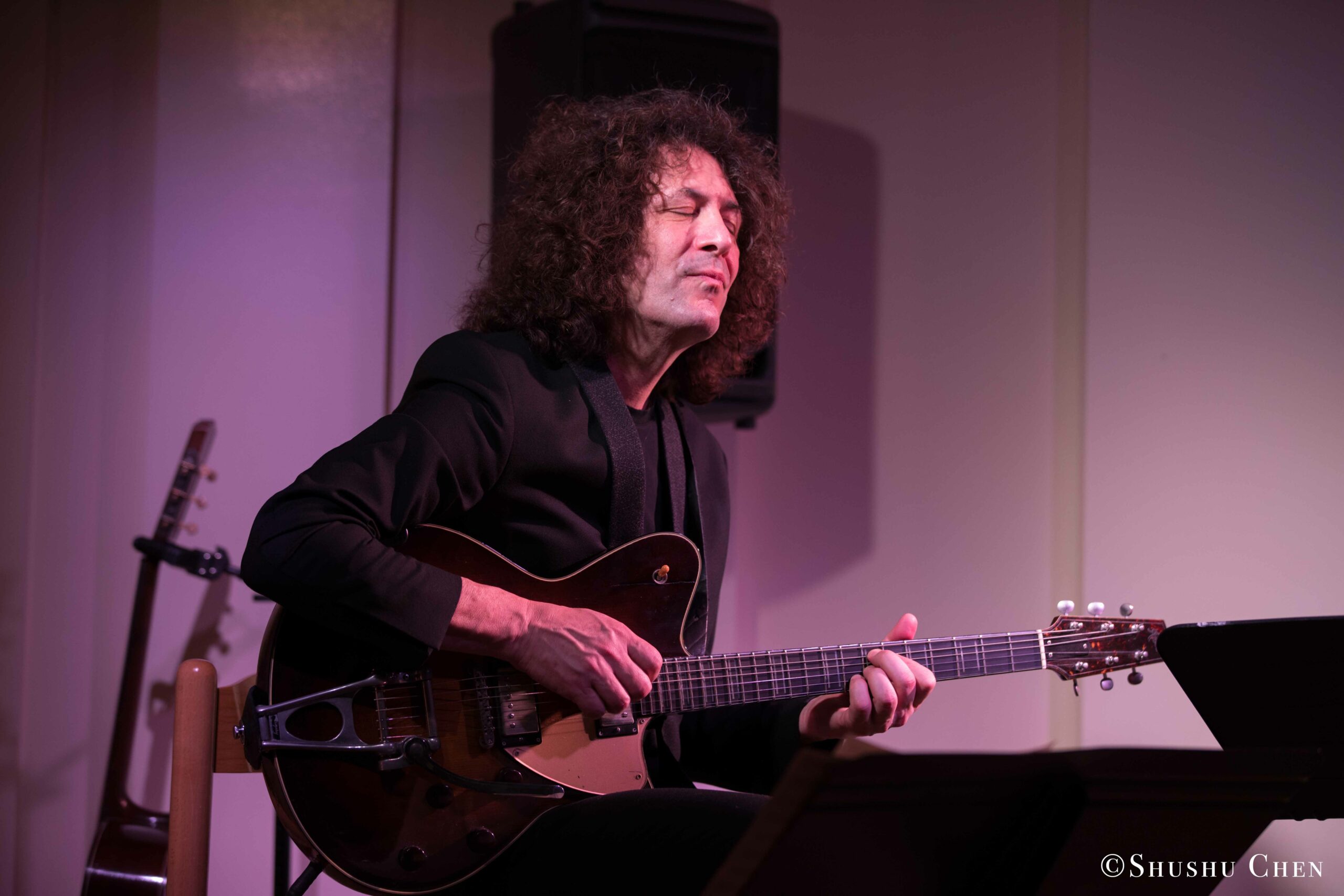musician-playing-guitar-from-concert-quando-la-banda-passo-at-casa-italiana