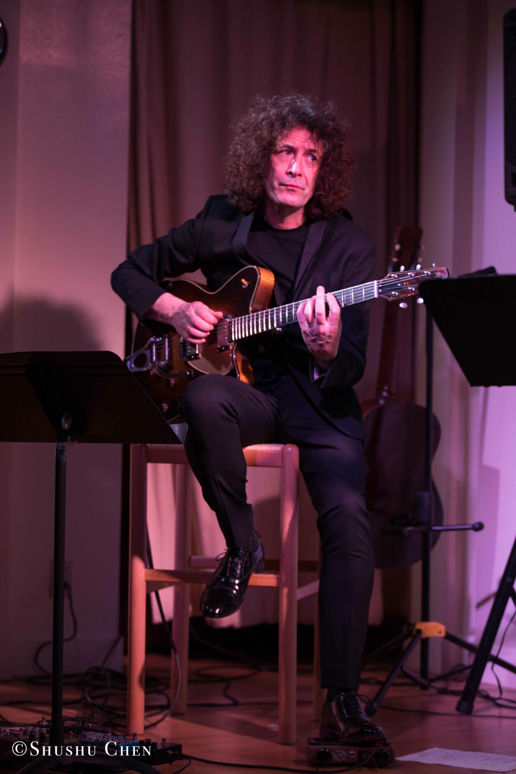 musician-playing-guitar-from-concert-quando-la-banda-passo-at-casa-italiana