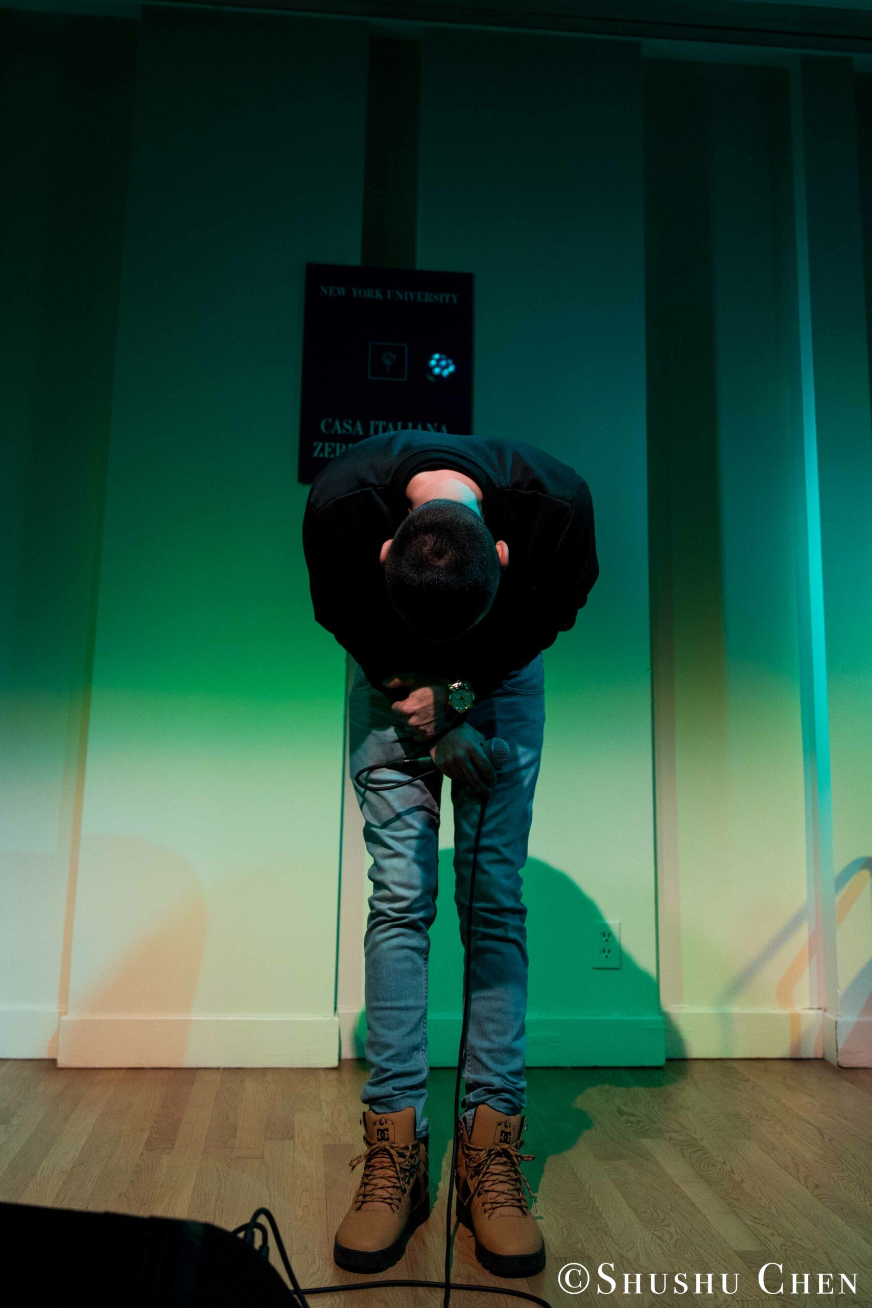 artist-bowing-down-from-book-presentation-and-performance-vivo-per-questo-at-casa-italiana
