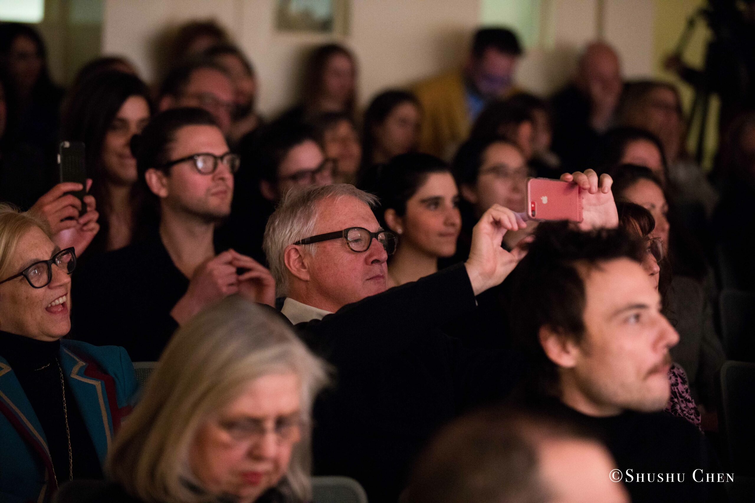 spectators-taking-pictures-from-concert-an-evening-with-piano-music-of-roberto-scarcella-perino-at-casa-italiana