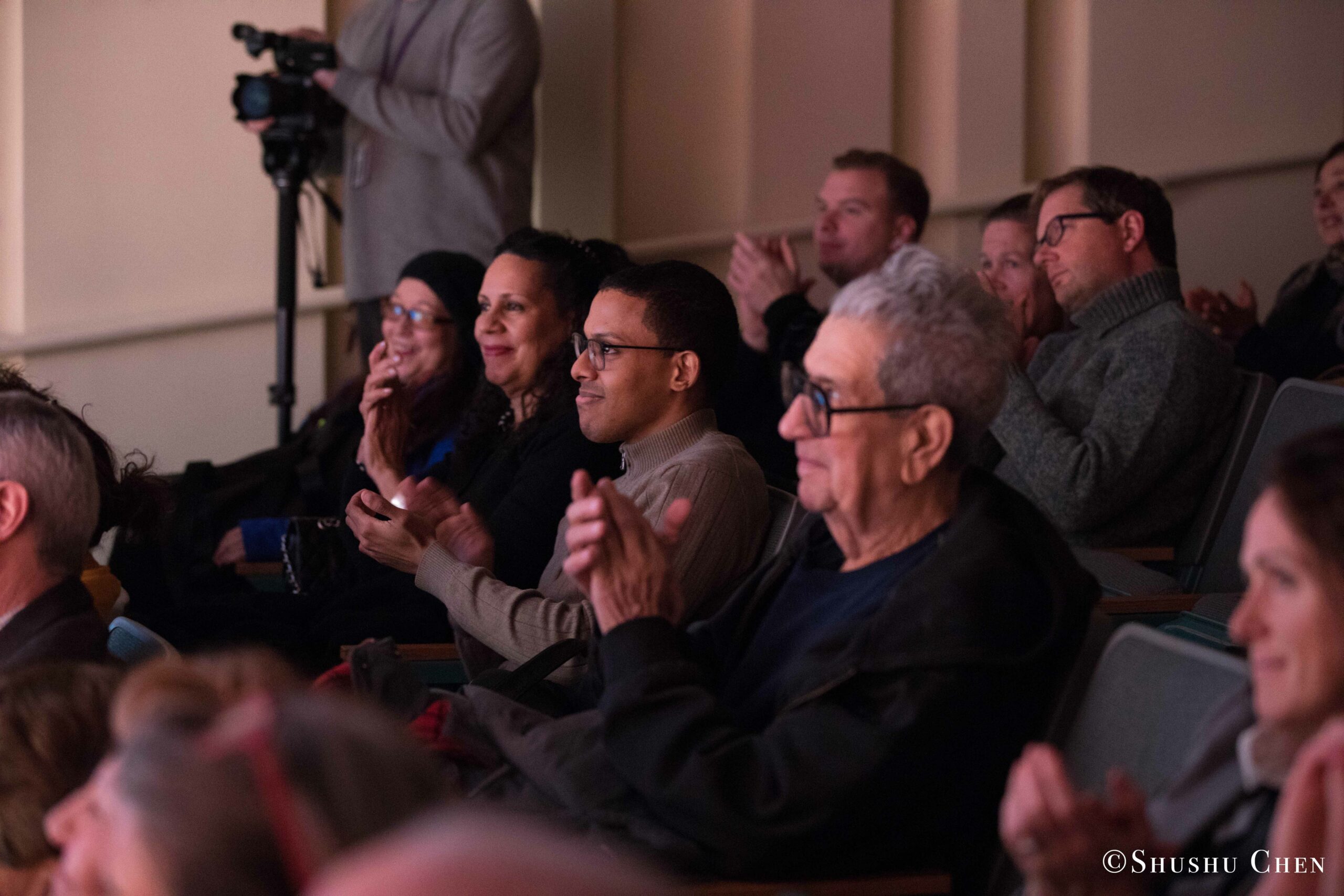 spectators-clapping-from-concert-quando-la-banda-passo-at-casa-italiana