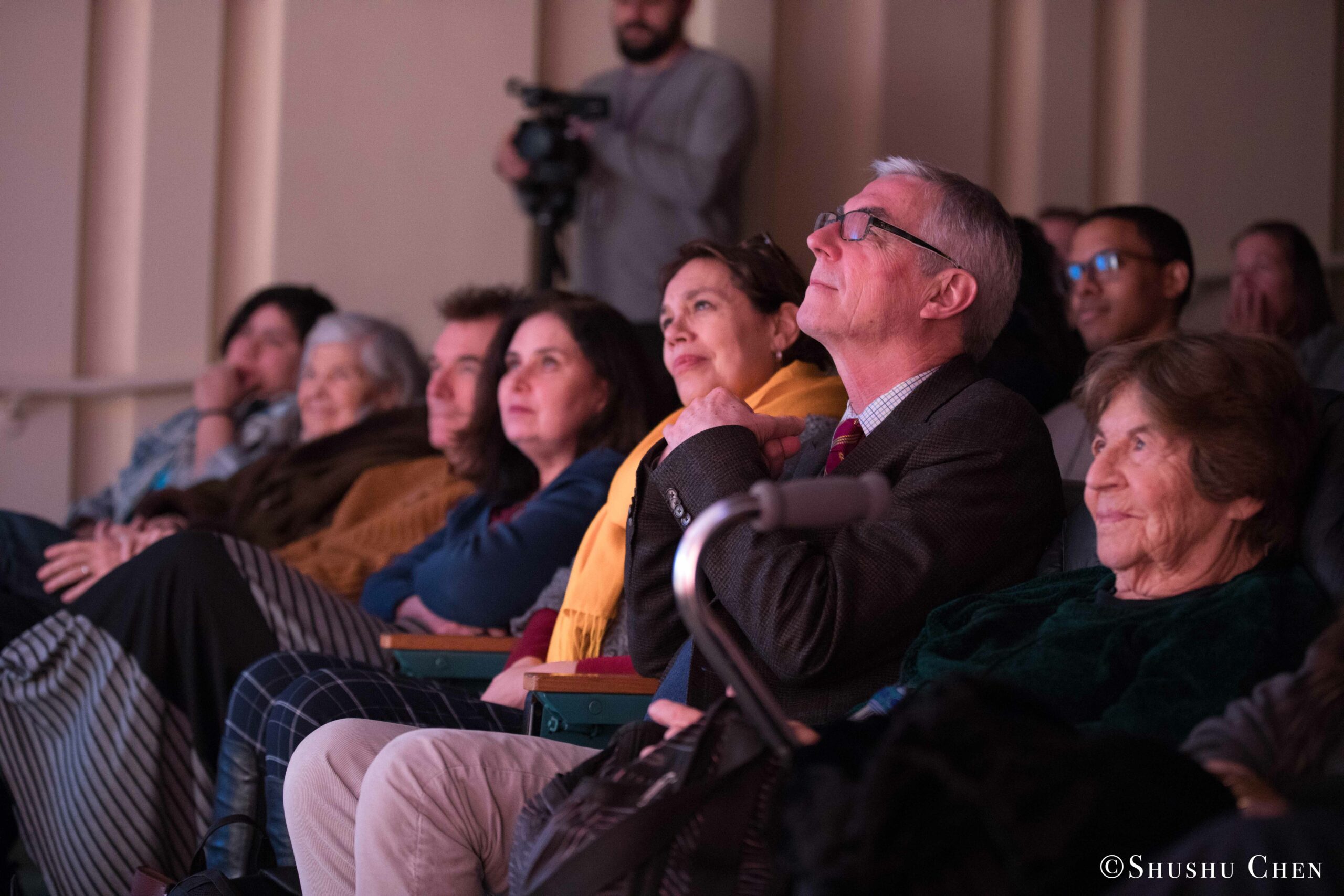 spectators-from-concert-quando-la-banda-passo-at-casa-italiana