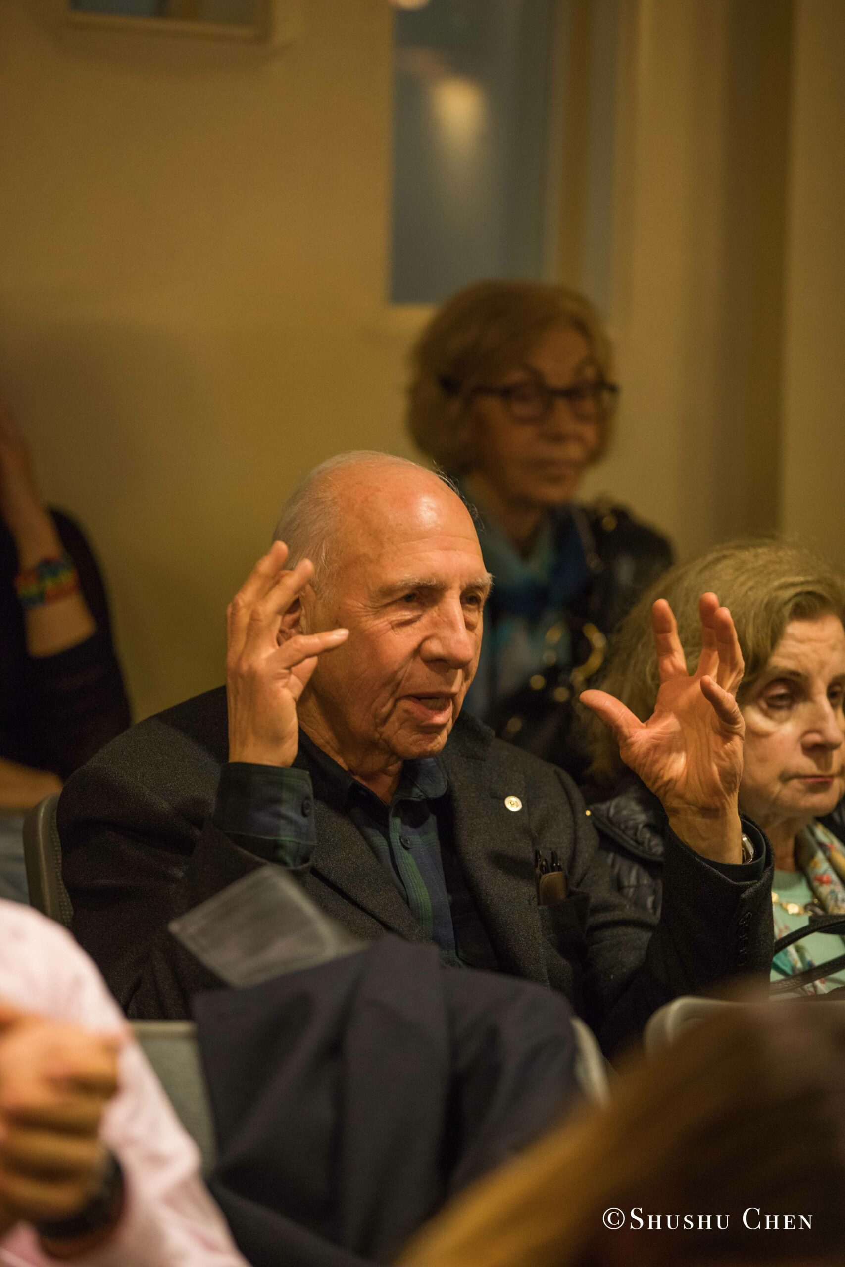 spectator-talking-from-book-presentation-grandangolo-at-casa-italiana