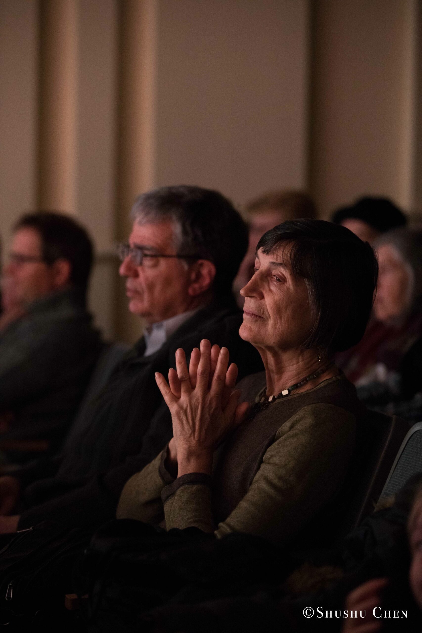 spectators-smiling-from-concert-quando-la-banda-passo-at-casa-italiana