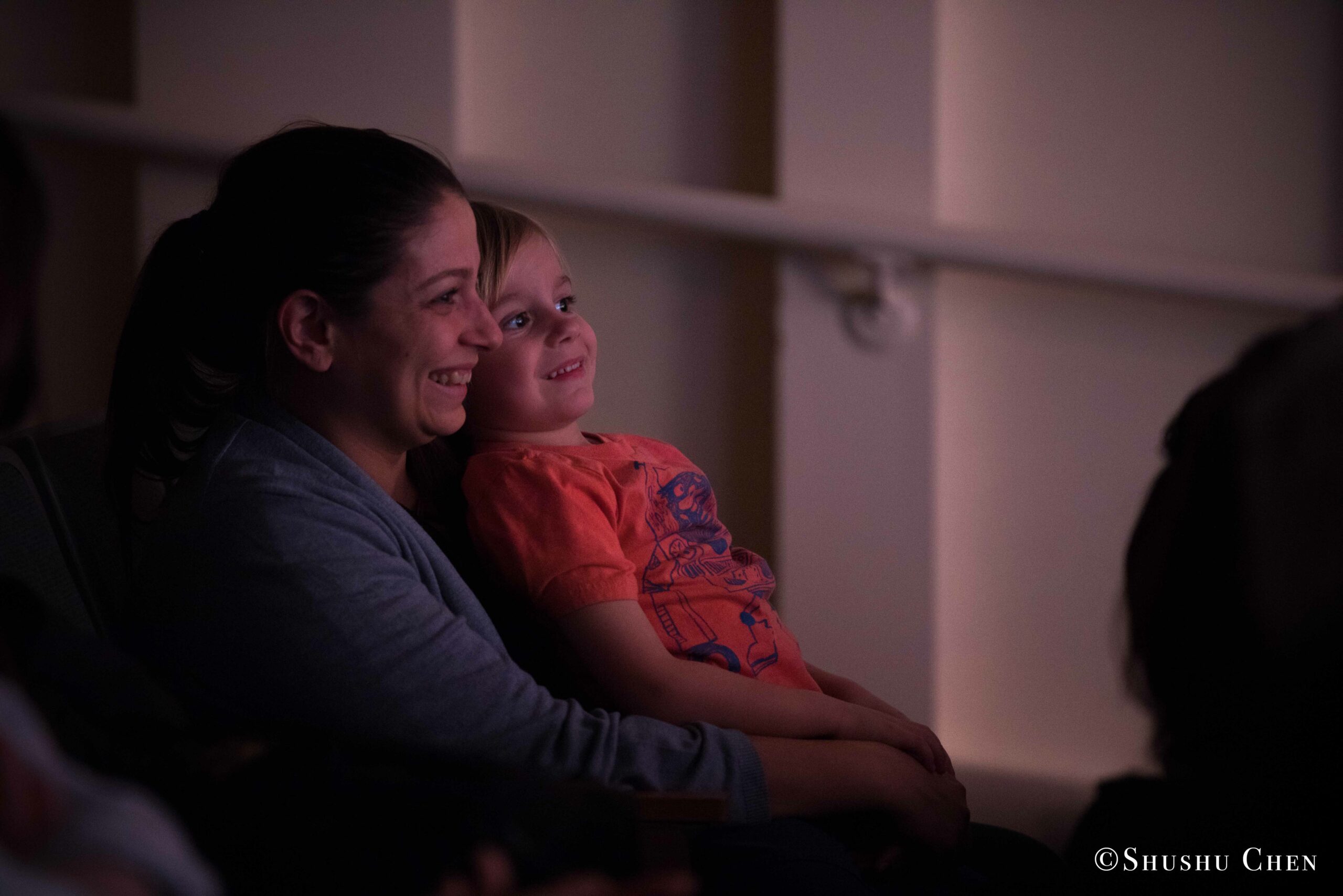 spectators-smiling-from-concert-quando-la-banda-passo-at-casa-italiana