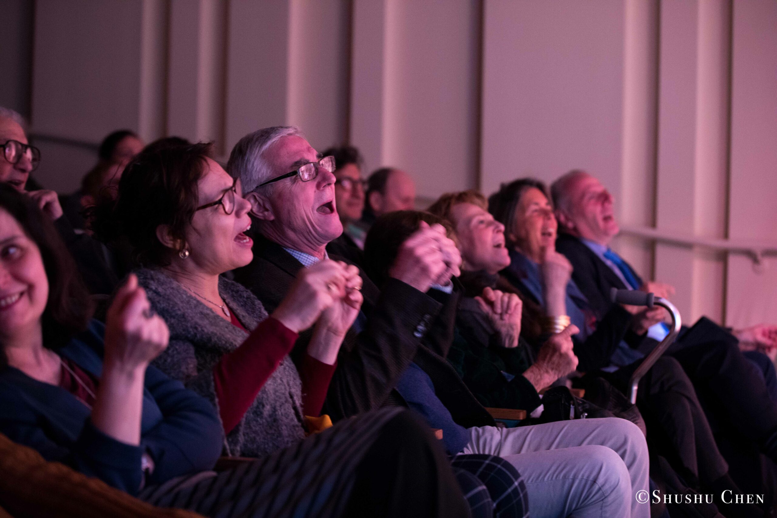 spectators-singing-from-concert-quando-la-banda-passo-at-casa-italiana
