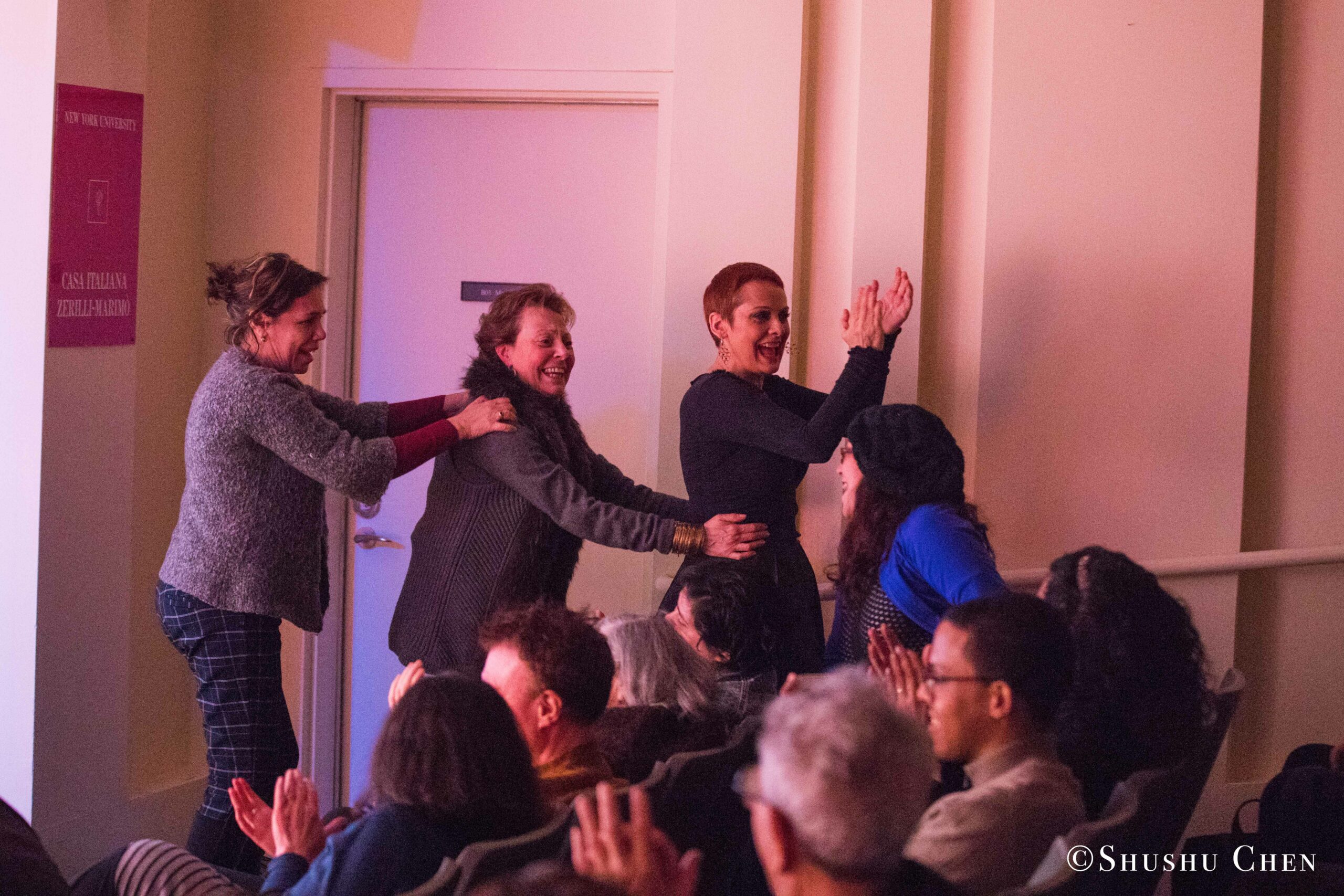 artist-clapping-from-concert-quando-la-banda-passo-at-casa-italiana