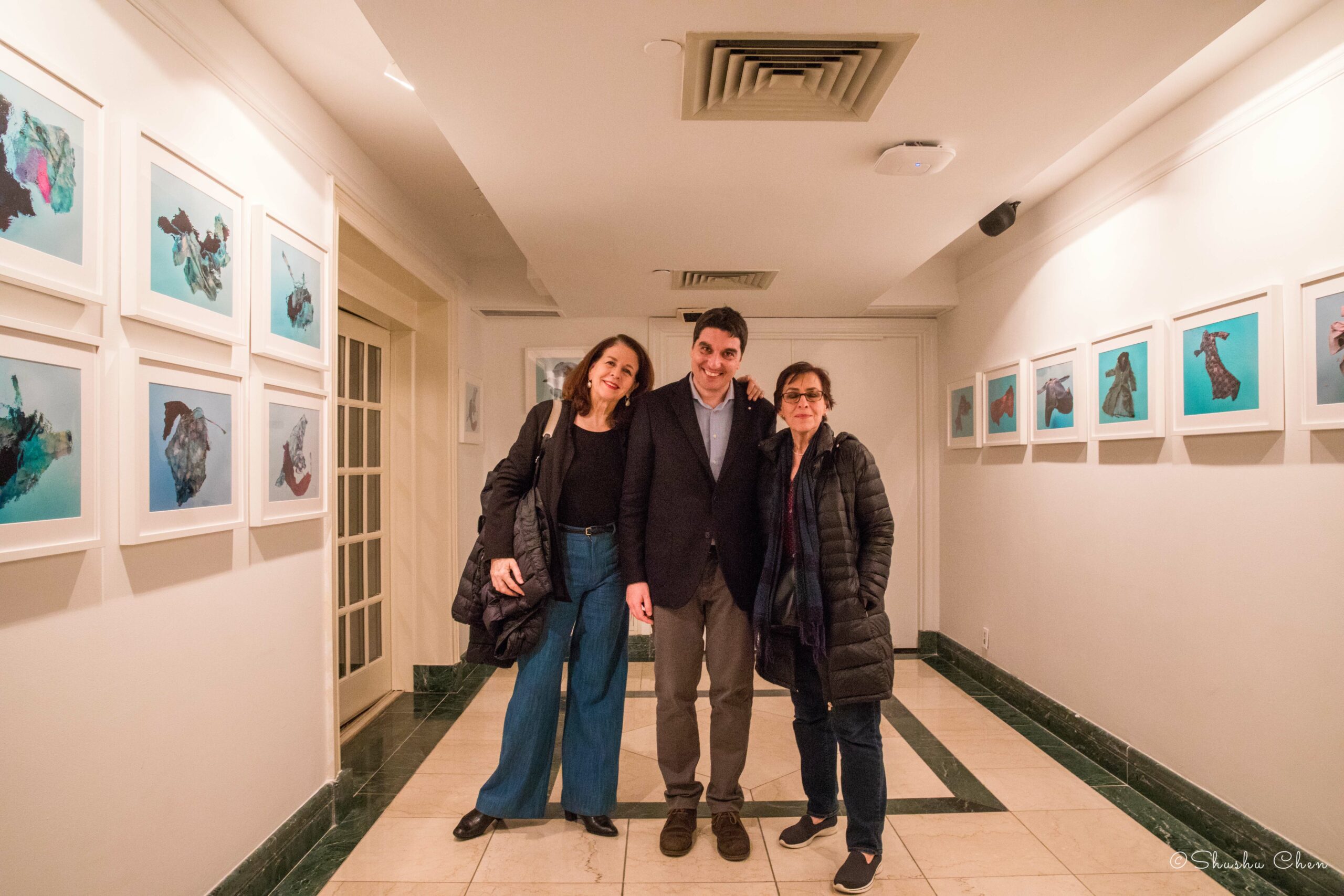 group-picture-and-artwork-on-wall-from-exhibition-migration-at-casa-italiana