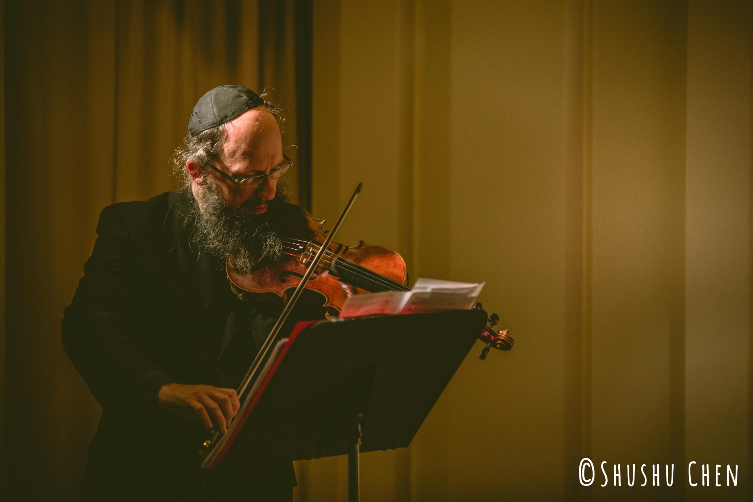 musician-playing-violin-from-concert-amen-amin-aman-at-casa-italiana