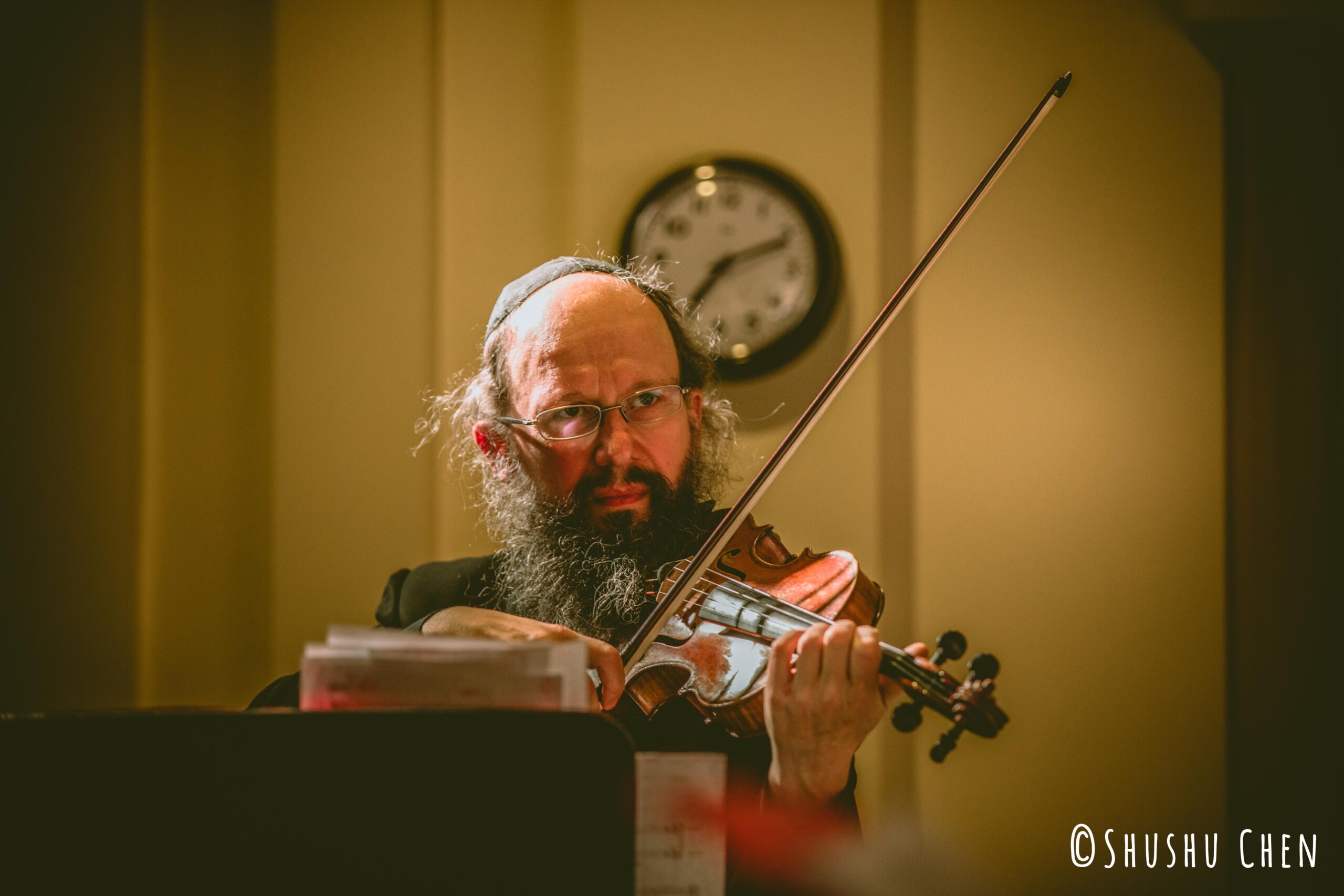 musician-playing-violin-from-concert-amen-amin-aman-at-casa-italiana