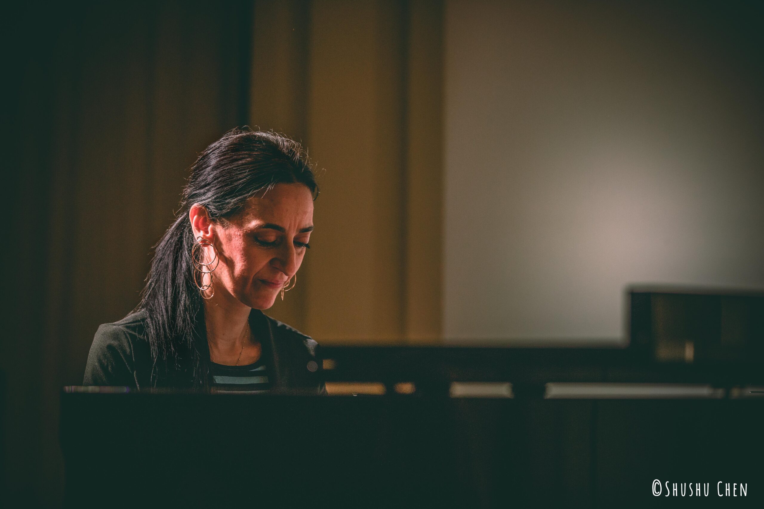 musician-playing-piano-from-reading-performance-autumn-poetry-at-casa-italiana