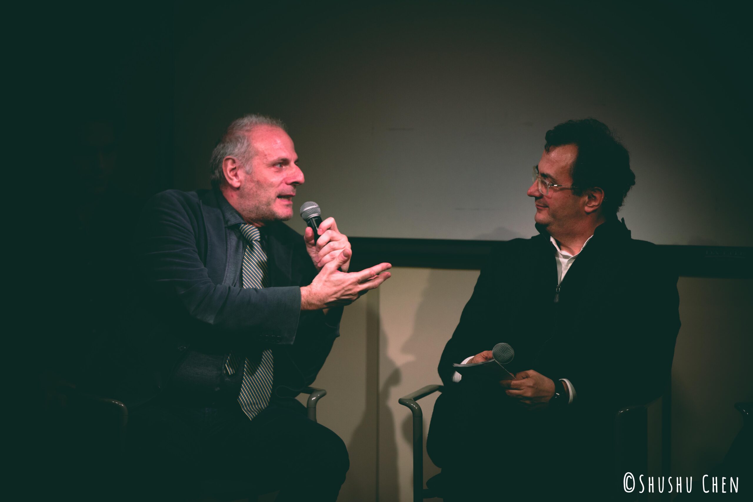 stefano-talking-to-speaker-from-panel-discussion-giornali-locali-in-un-mondo-globale-at-casa-italiana