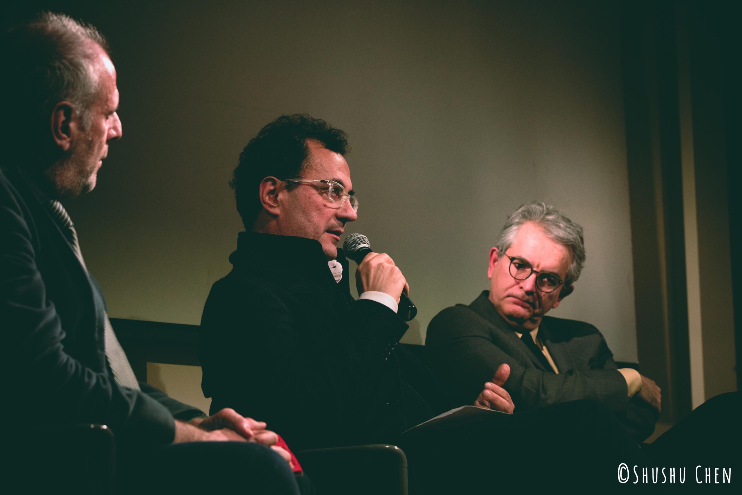 speaker-talking-from-panel-discussion-giornali-locali-in-un-mondo-globale-at-casa-italiana