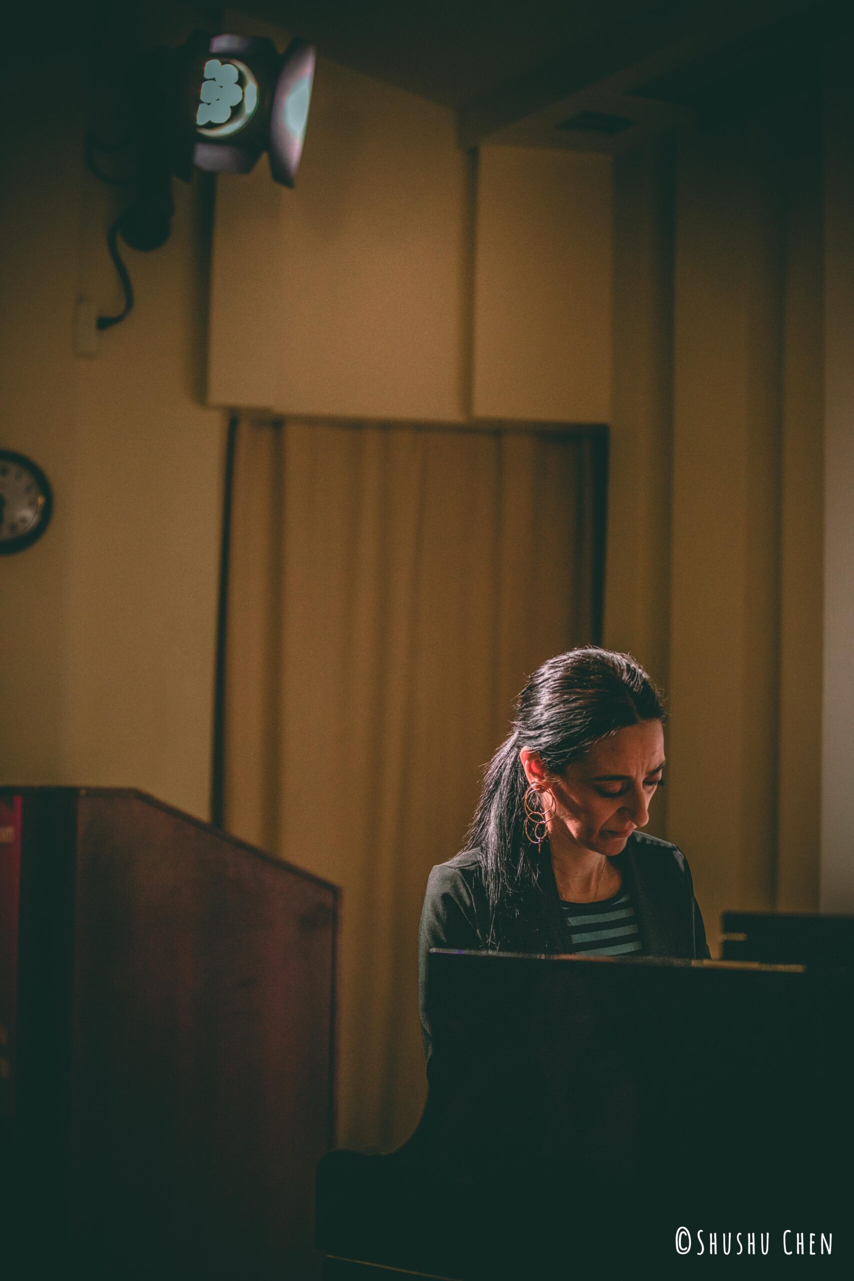 musician-playing-piano-from-reading-performance-autumn-poetry-at-casa-italiana