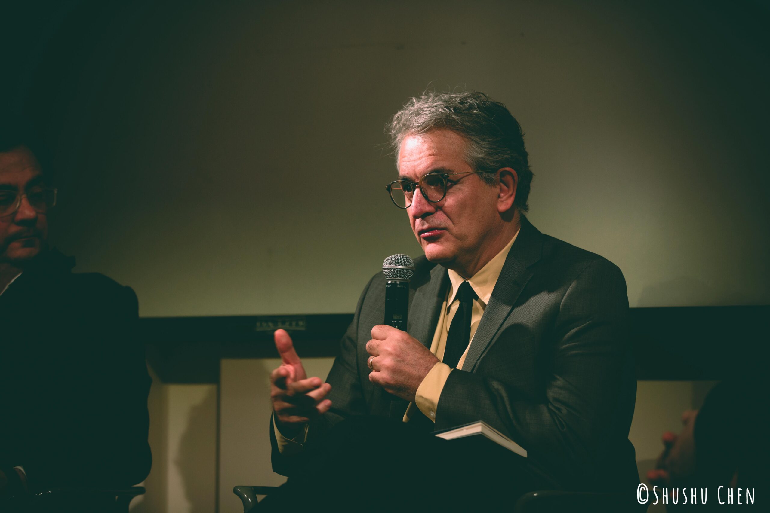 speaker-talking-from-panel-discussion-giornali-locali-in-un-mondo-globale-at-casa-italiana