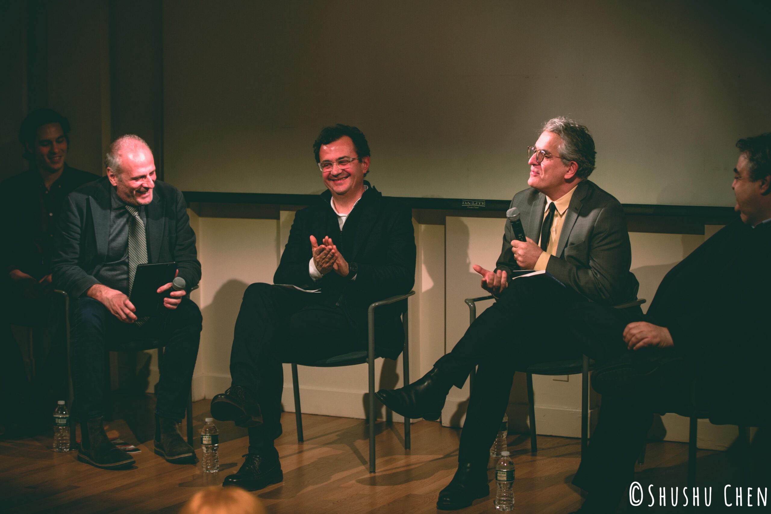 stefano-and-speaker-talking-and-smiing-from-panel-discussion-giornali-locali-in-un-mondo-globale-at-casa-italiana