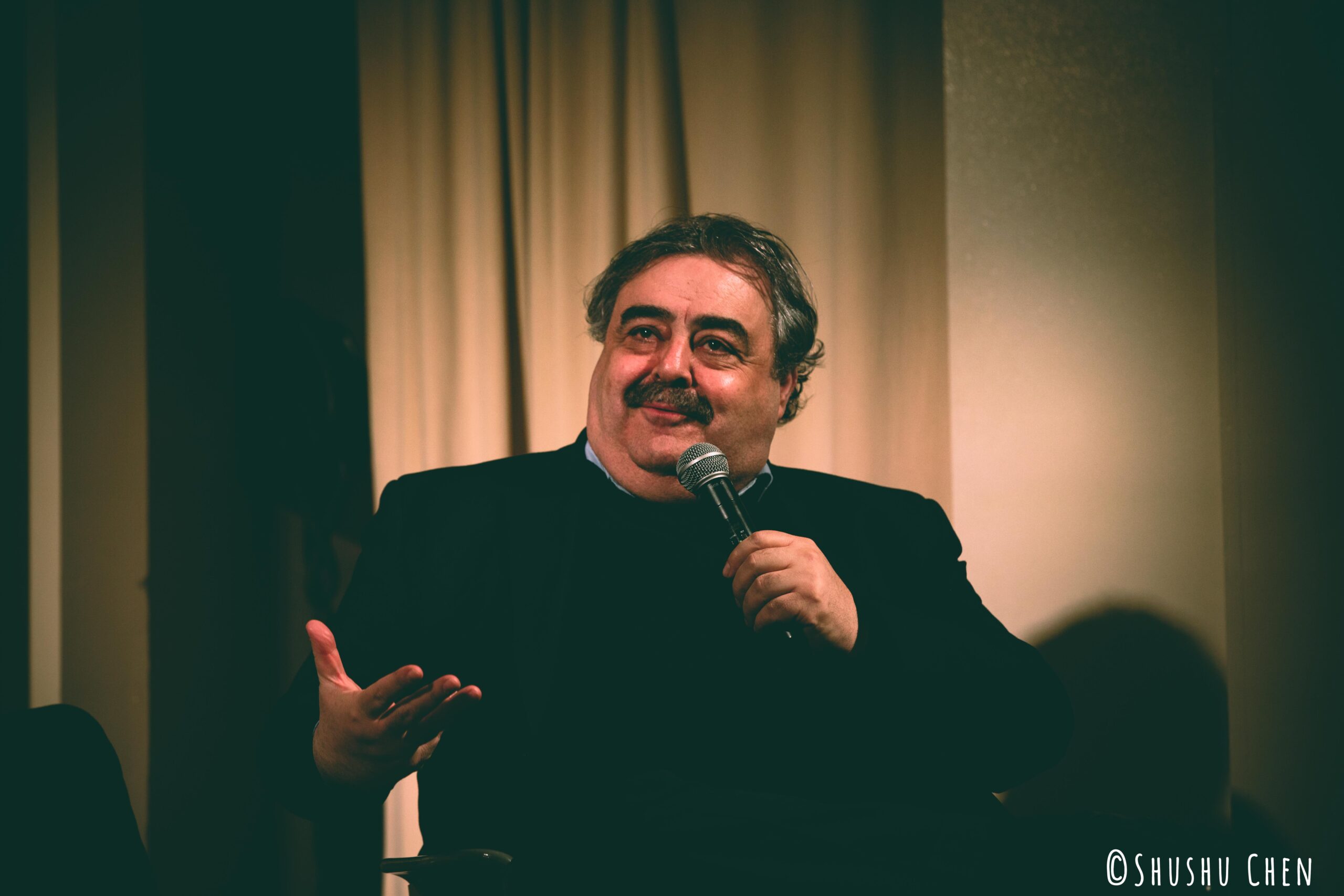 speaker-talking-from-panel-discussion-giornali-locali-in-un-mondo-globale-at-casa-italiana