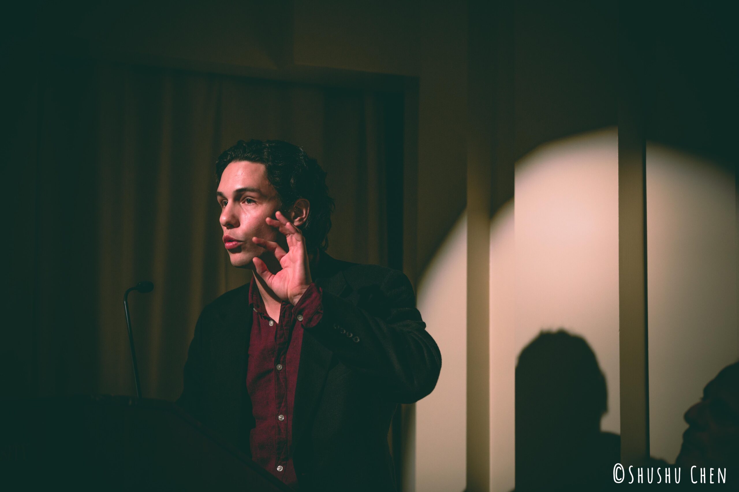 speaker-talking-from-panel-discussion-giornali-locali-in-un-mondo-globale-at-casa-italiana