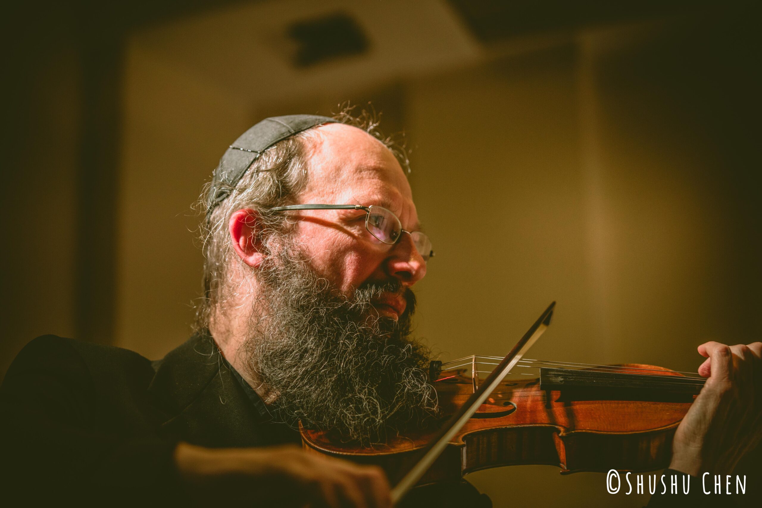 musician-playing-violin-from-concert-amen-amin-aman-at-casa-italiana