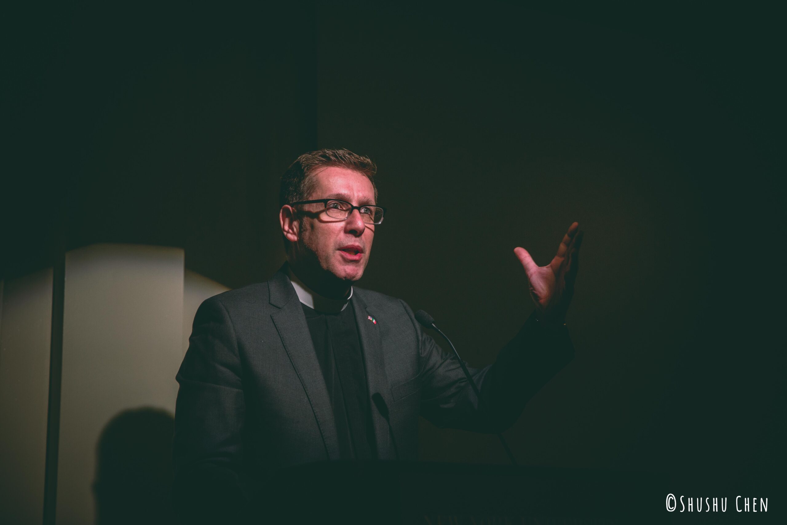speaker-talking-from-reading-performance-autumn-poetry-at-casa-italiana