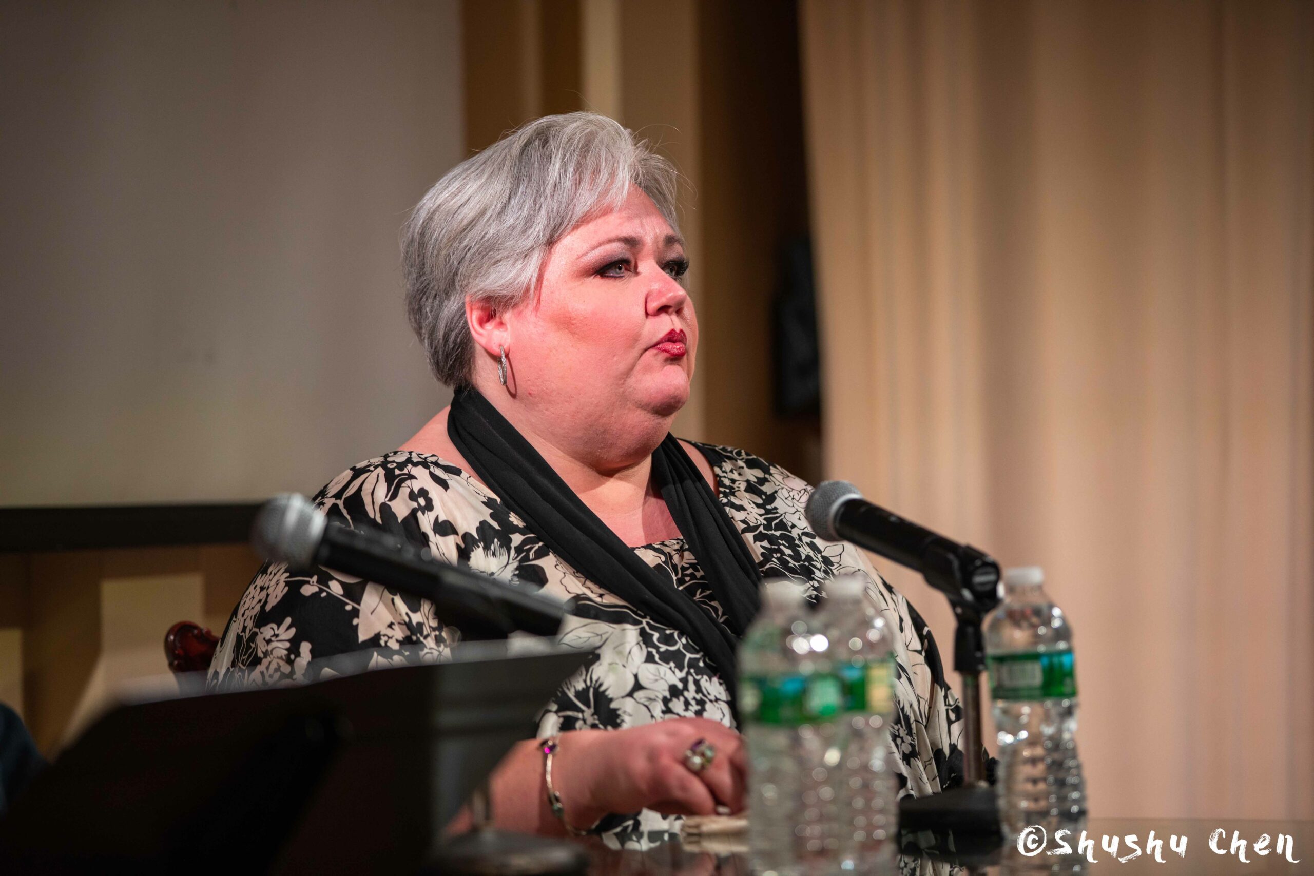 speaker-talking-from-adventures-in-italian-opera-stephanie-blythe-at-casa-italiana