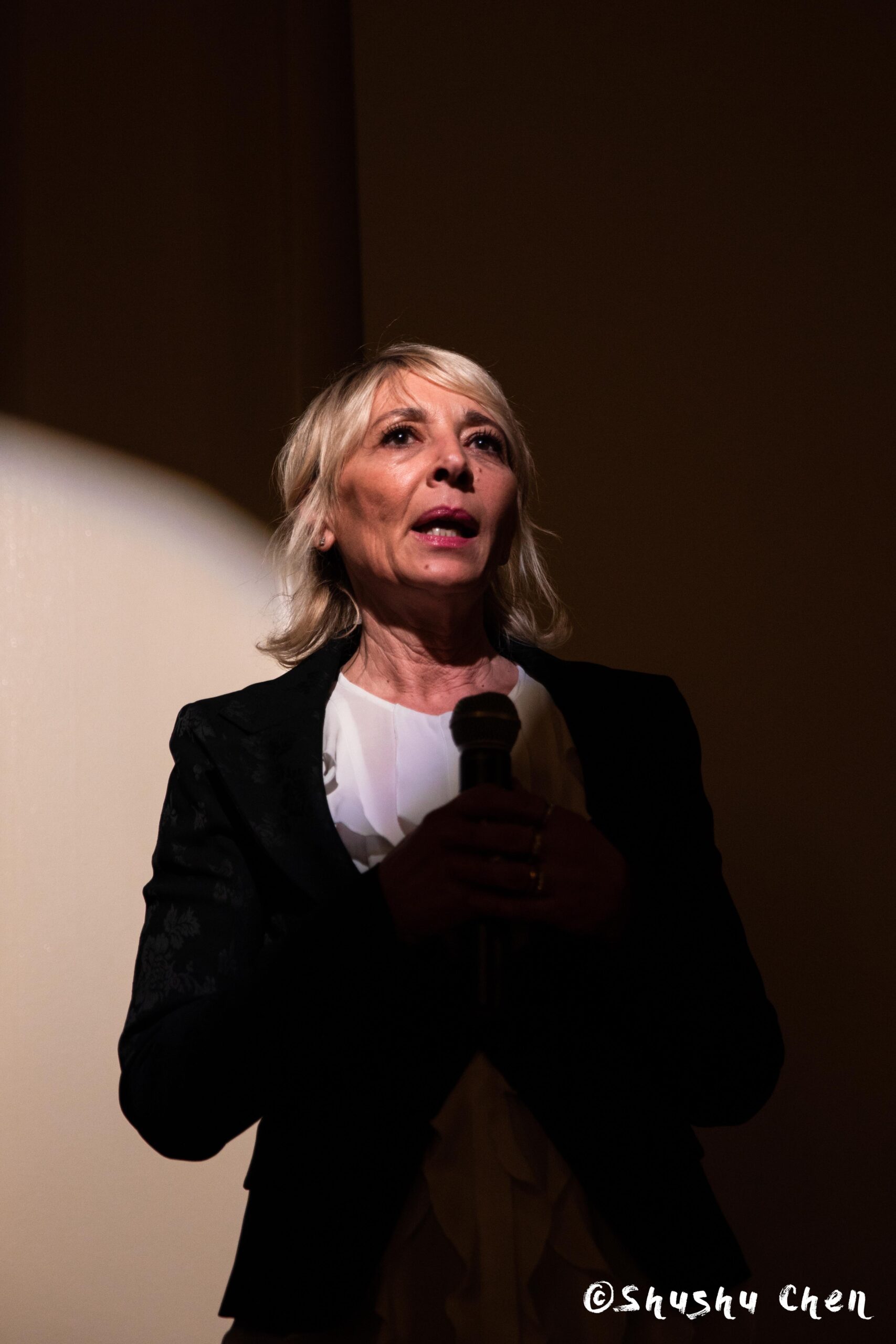 speaker-talking-from-ny-premiere-screening-of-arrangiarsi-and-presentation-at-casa-italiana