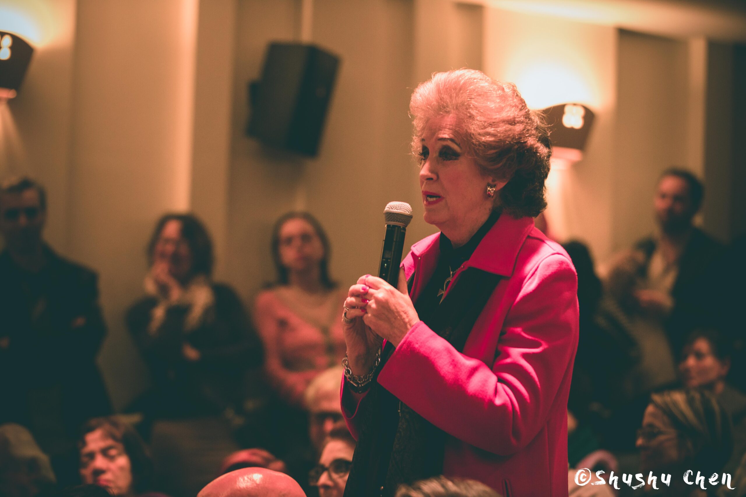 spectator-asking-question-from-us-premiere-screening-i-siciliani-at-casa-italiana
