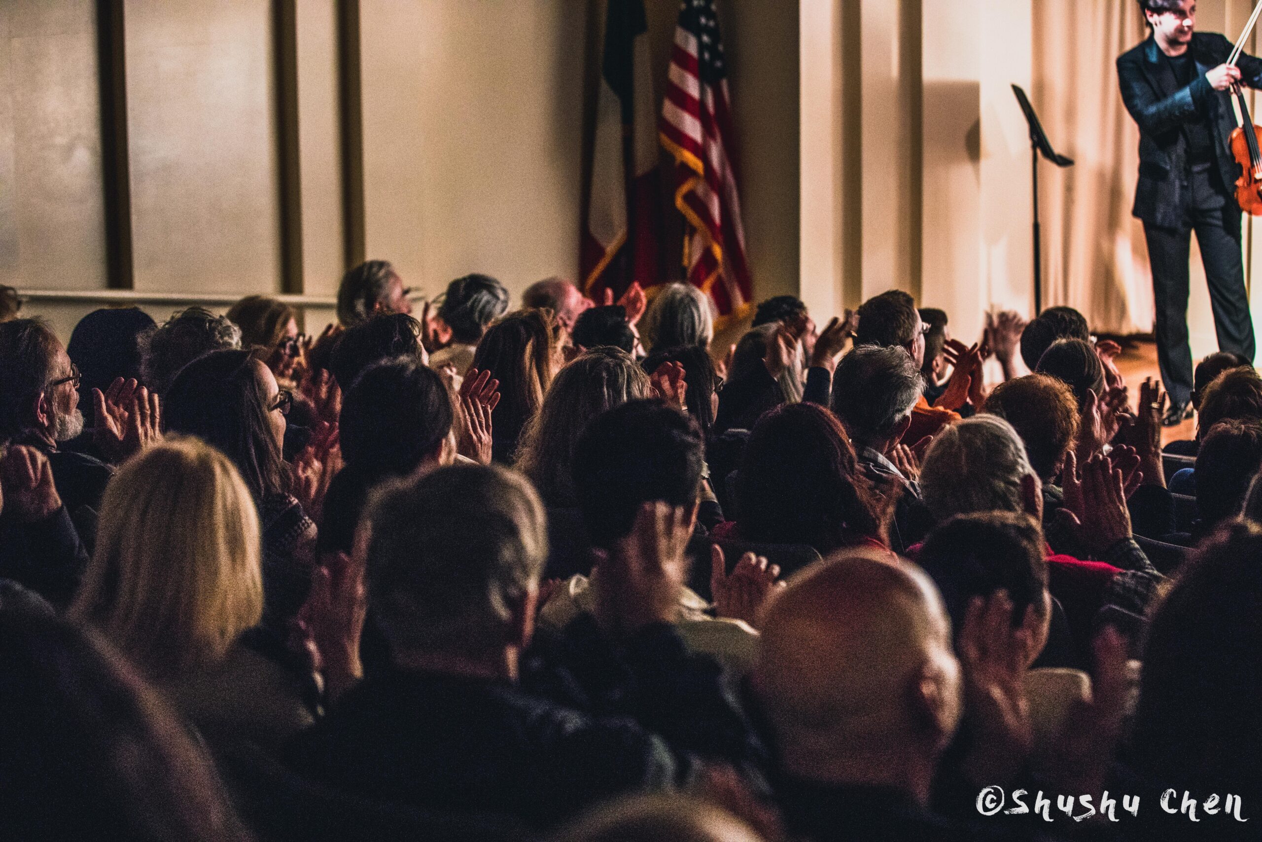spectators-clapping-from-concert-andrea-obiso-violin-recital-at-casa-italiana