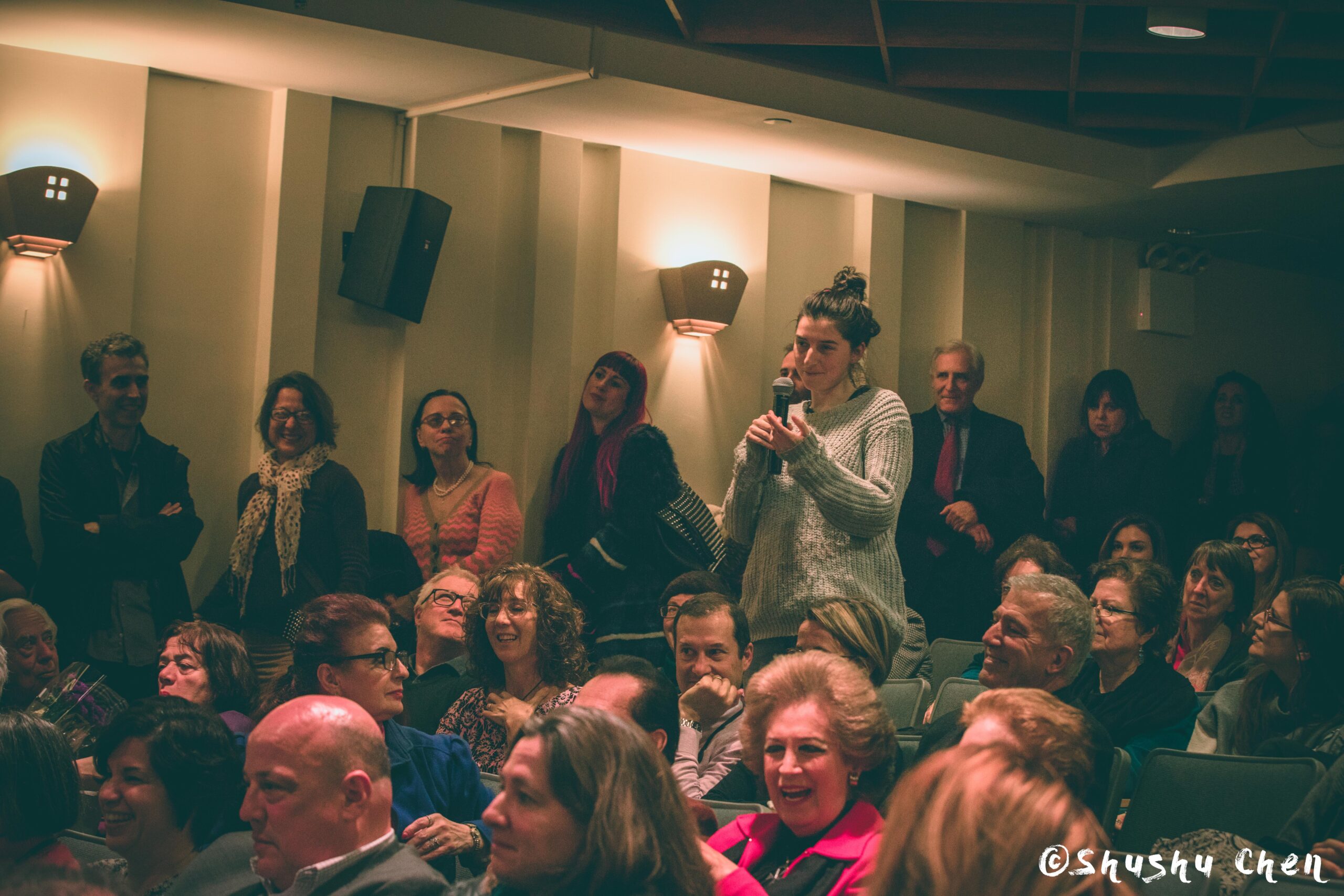 spectator-asking-question-from-us-premiere-screening-i-siciliani-at-casa-italiana