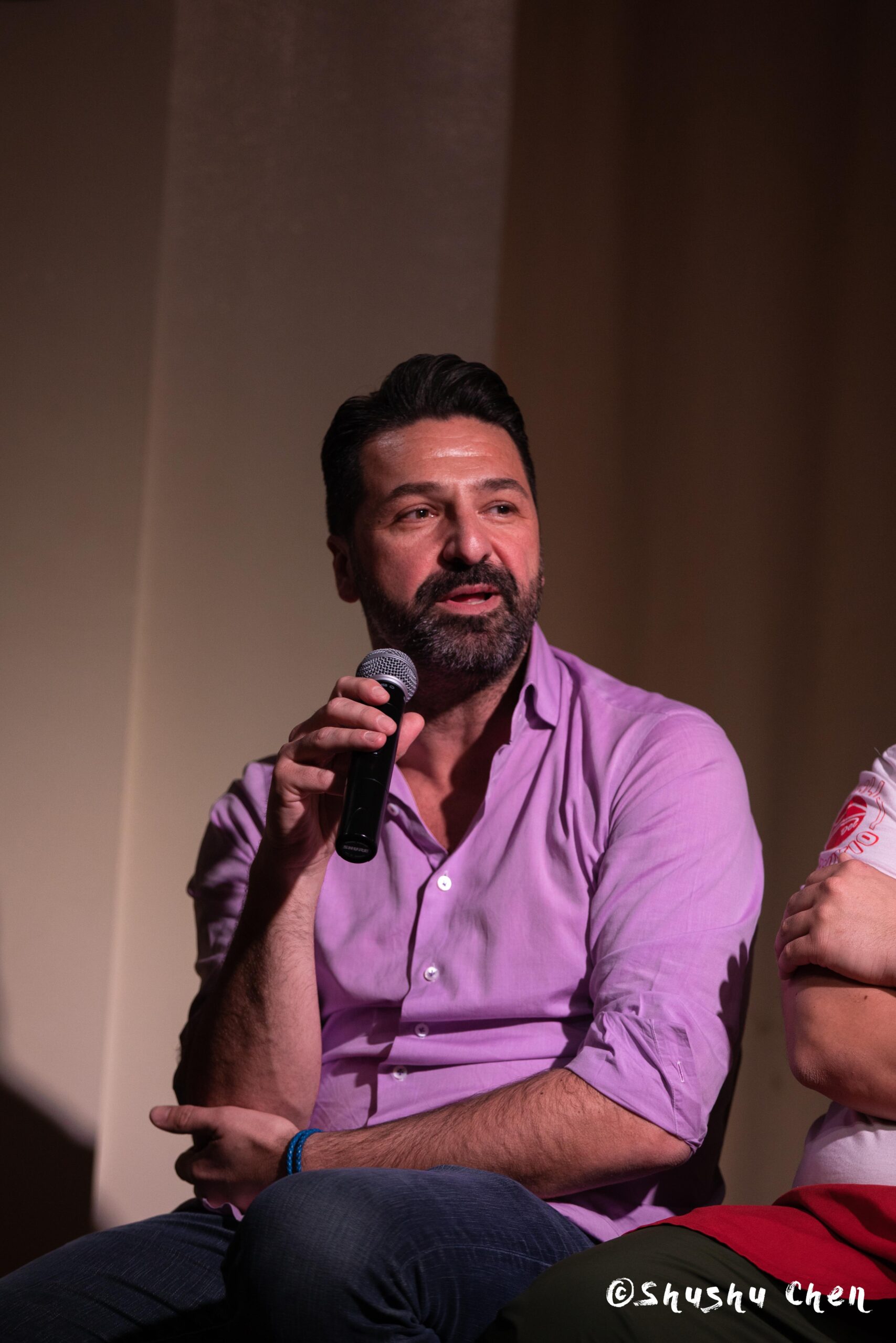 speaker-talking-from-ny-premiere-screening-of-arrangiarsi-and-presentation-at-casa-italiana