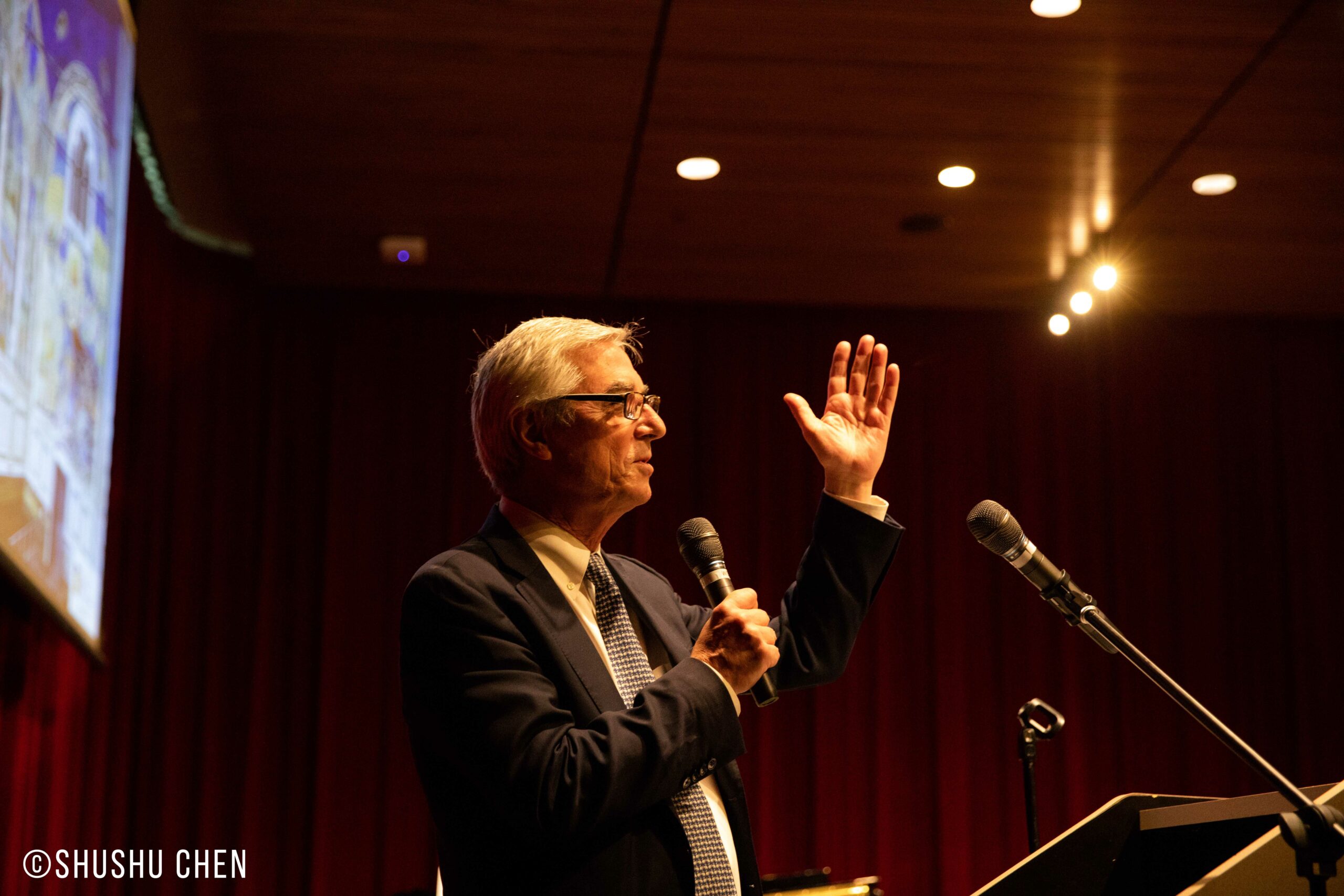 speaker-talking-from-veneto-the-land-of-venice-at-nyu