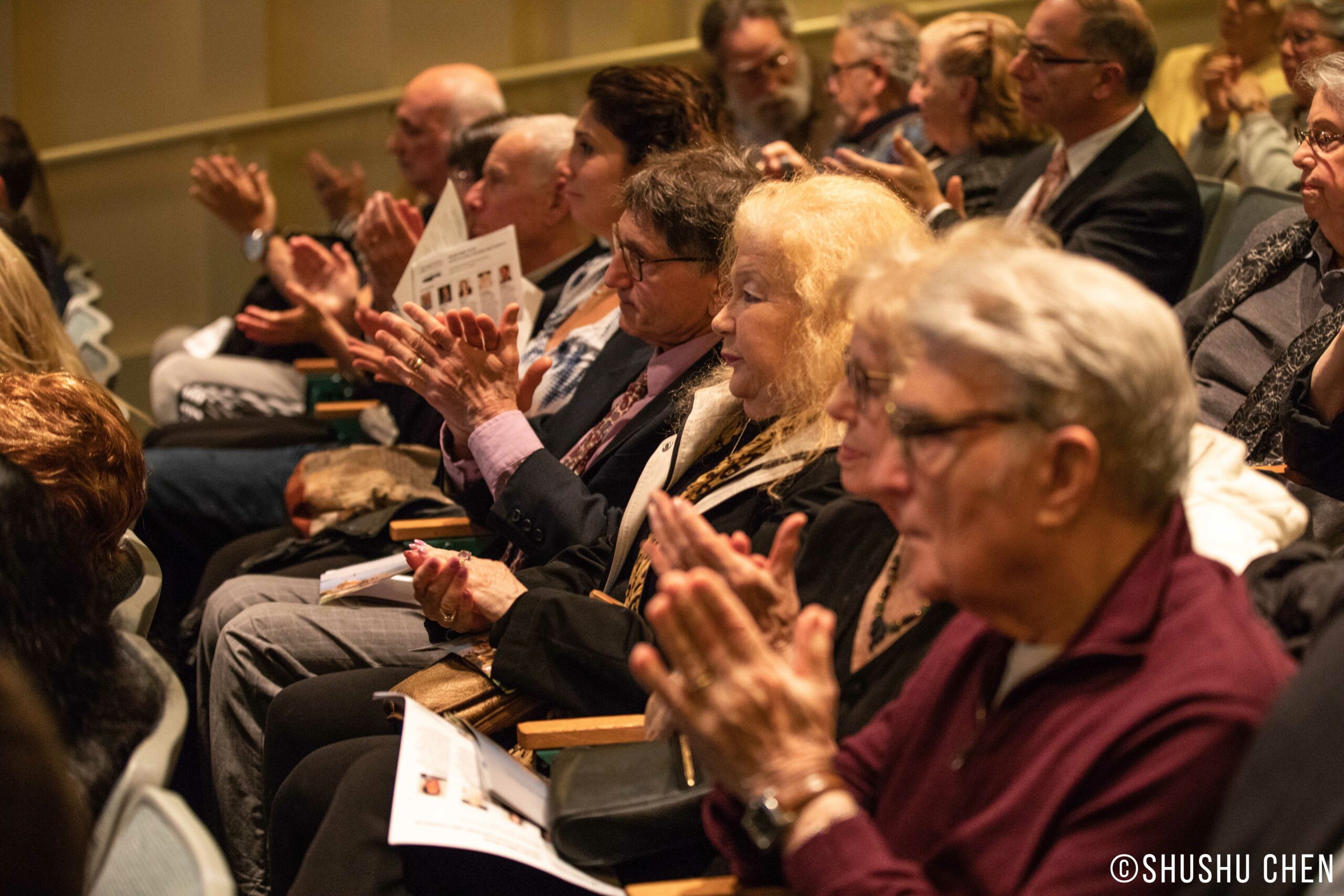 spectators-clapping-from-italian-table-talks-grains-at-casa-italiana