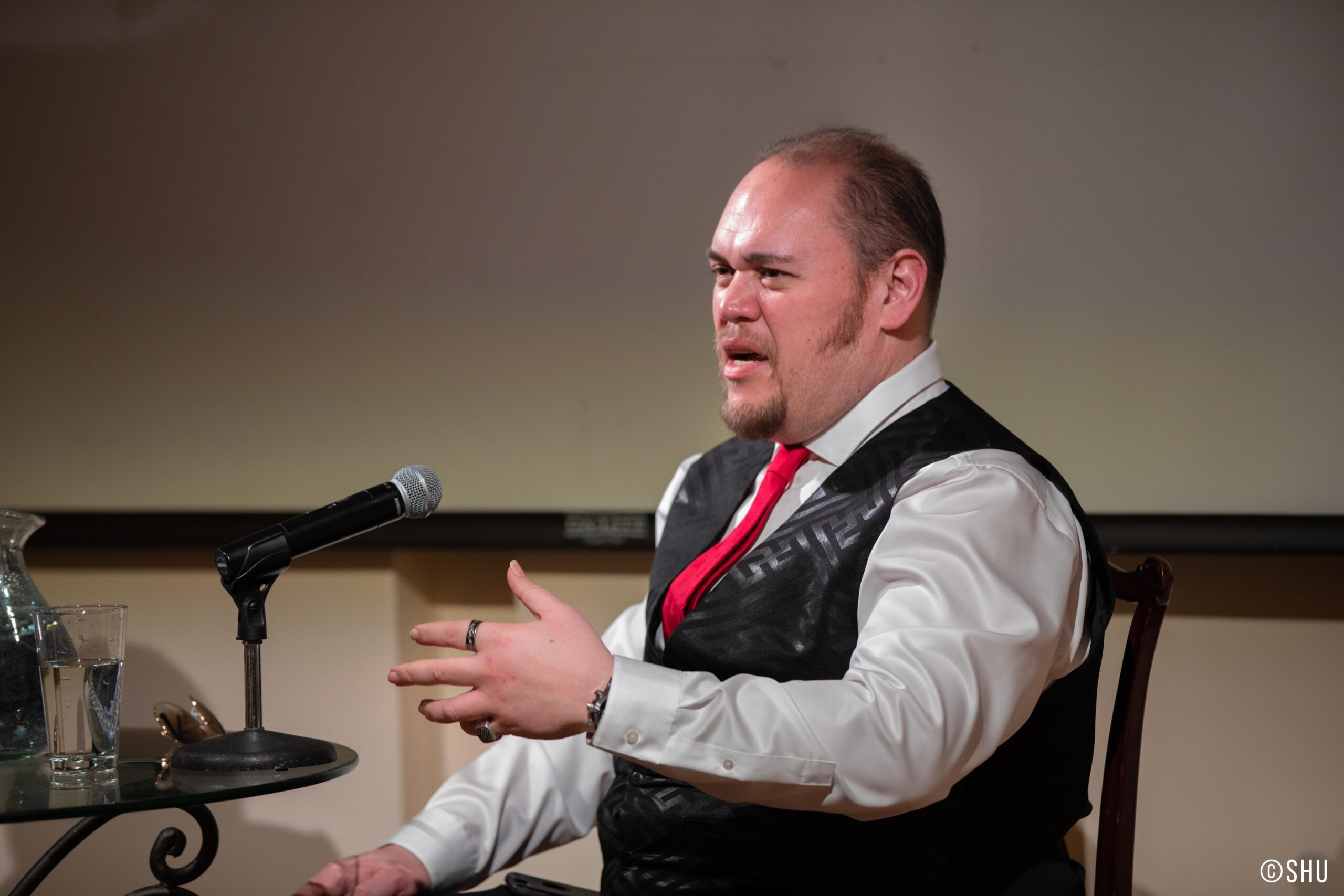 speaker-talking-from-adventures-in-italian-opera-quinn-kelsey-at-casa-italiana