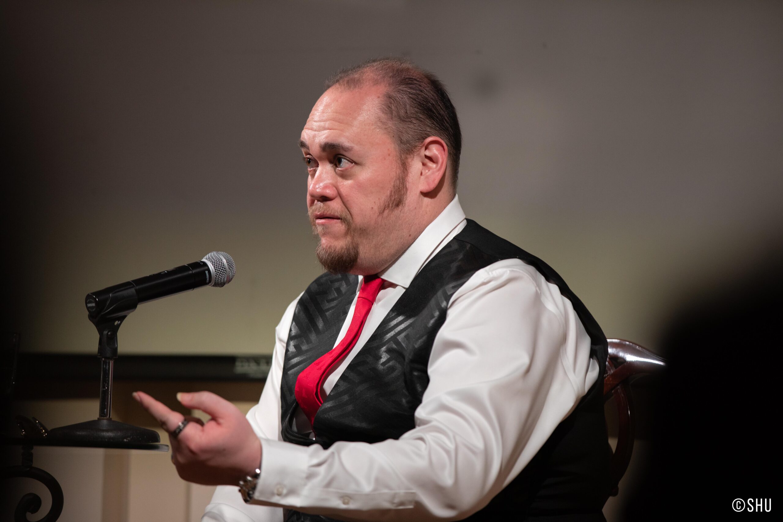 speaker-talking-from-adventures-in-italian-opera-quinn-kelsey-at-casa-italiana