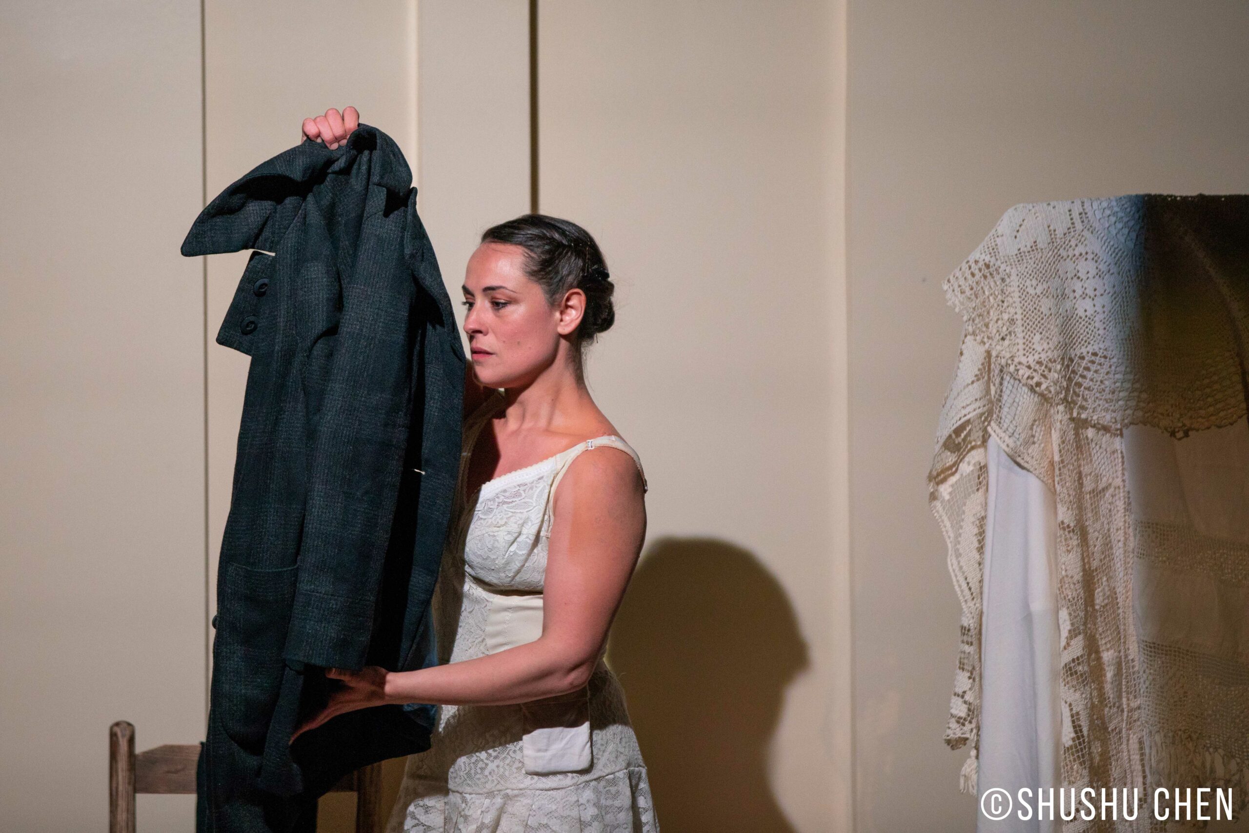 artist-performing-from-in-scena-italian-theater-festival-ny-angelas-wars-at-casa-italiana