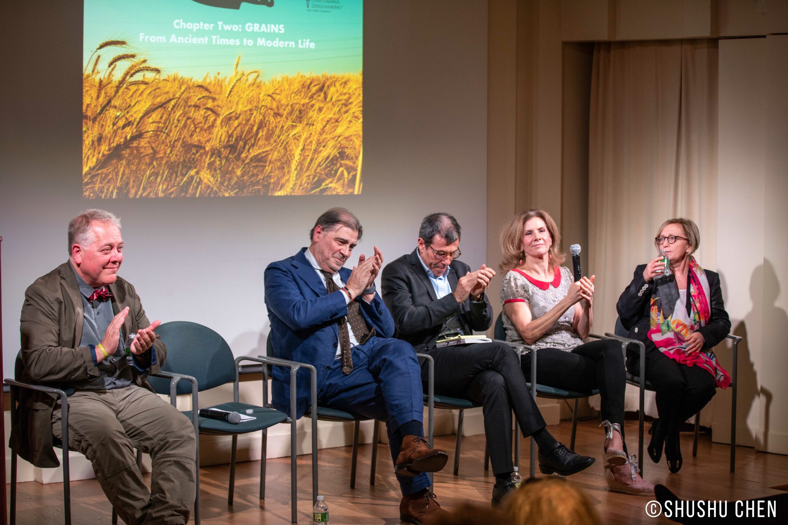 speakers-clapping-from-italian-table-talks-grains-at-casa-italiana