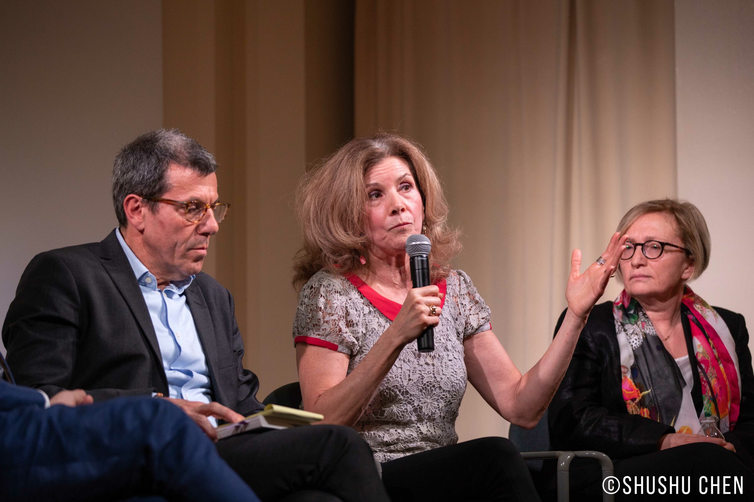 speaker-talking-from-italian-table-talks-grains-at-casa-italiana