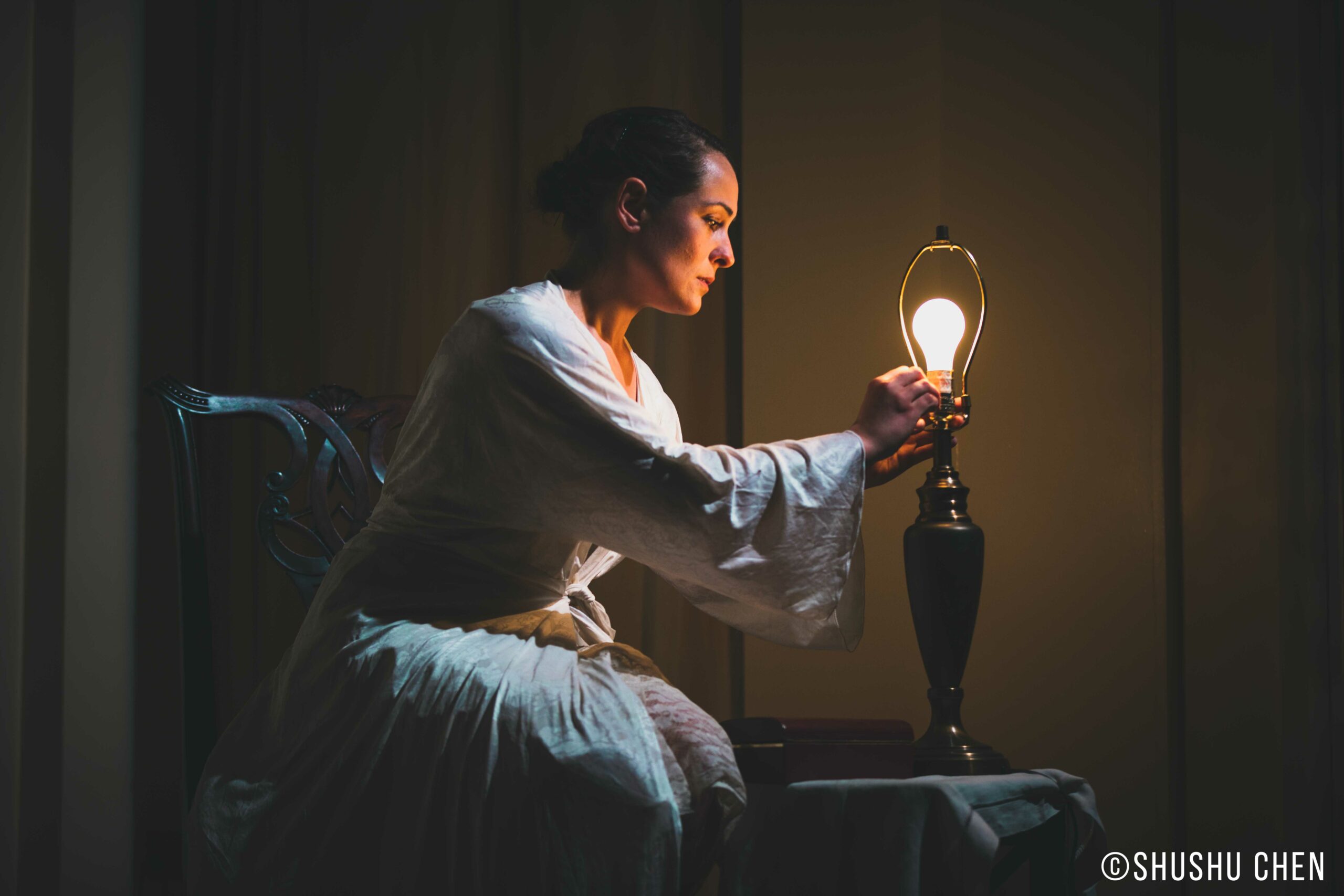 artist-lighting-a-bulb-from-in-scena-italian-theater-festival-ny-angelas-wars-at-casa-italiana