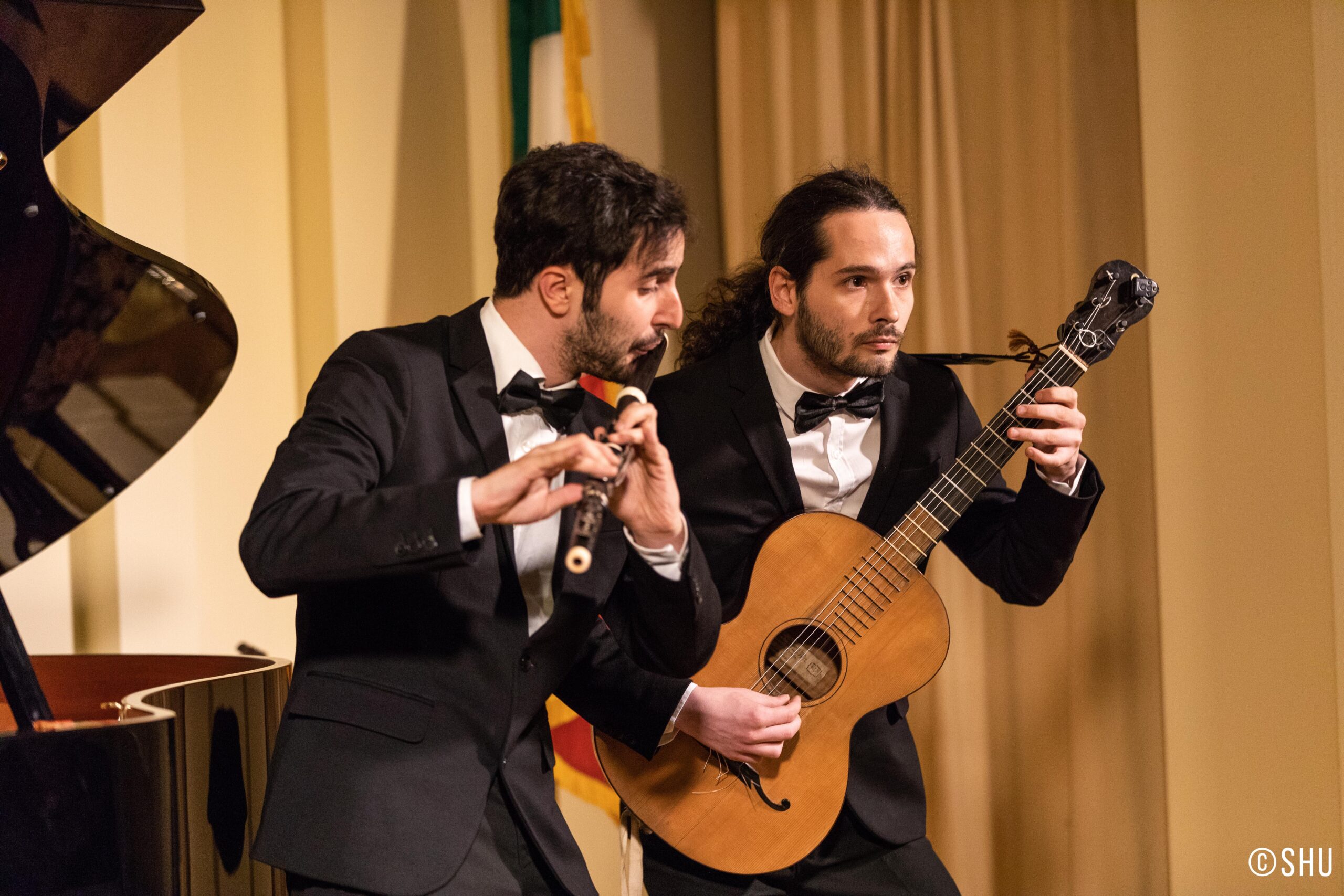 musicians-playing-guitar-and-flute-from-concert-ibla-foundation-winners-at-casa-italiana